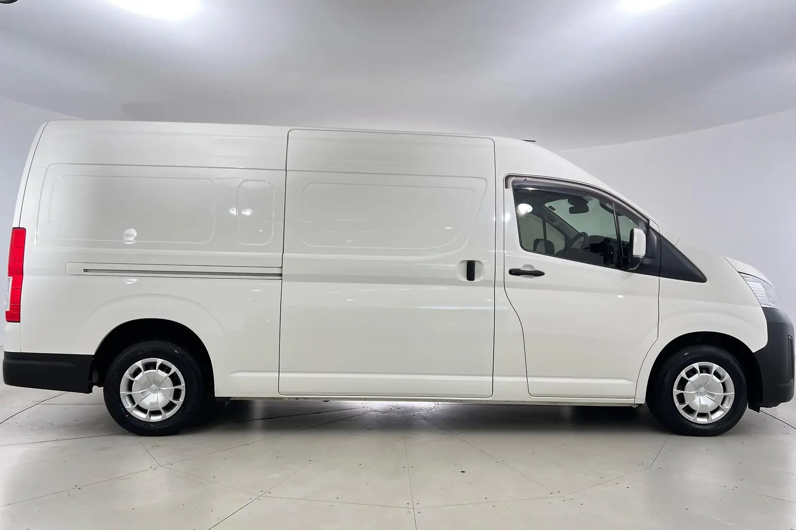 2021 Toyota Hiace Gallery Image 3