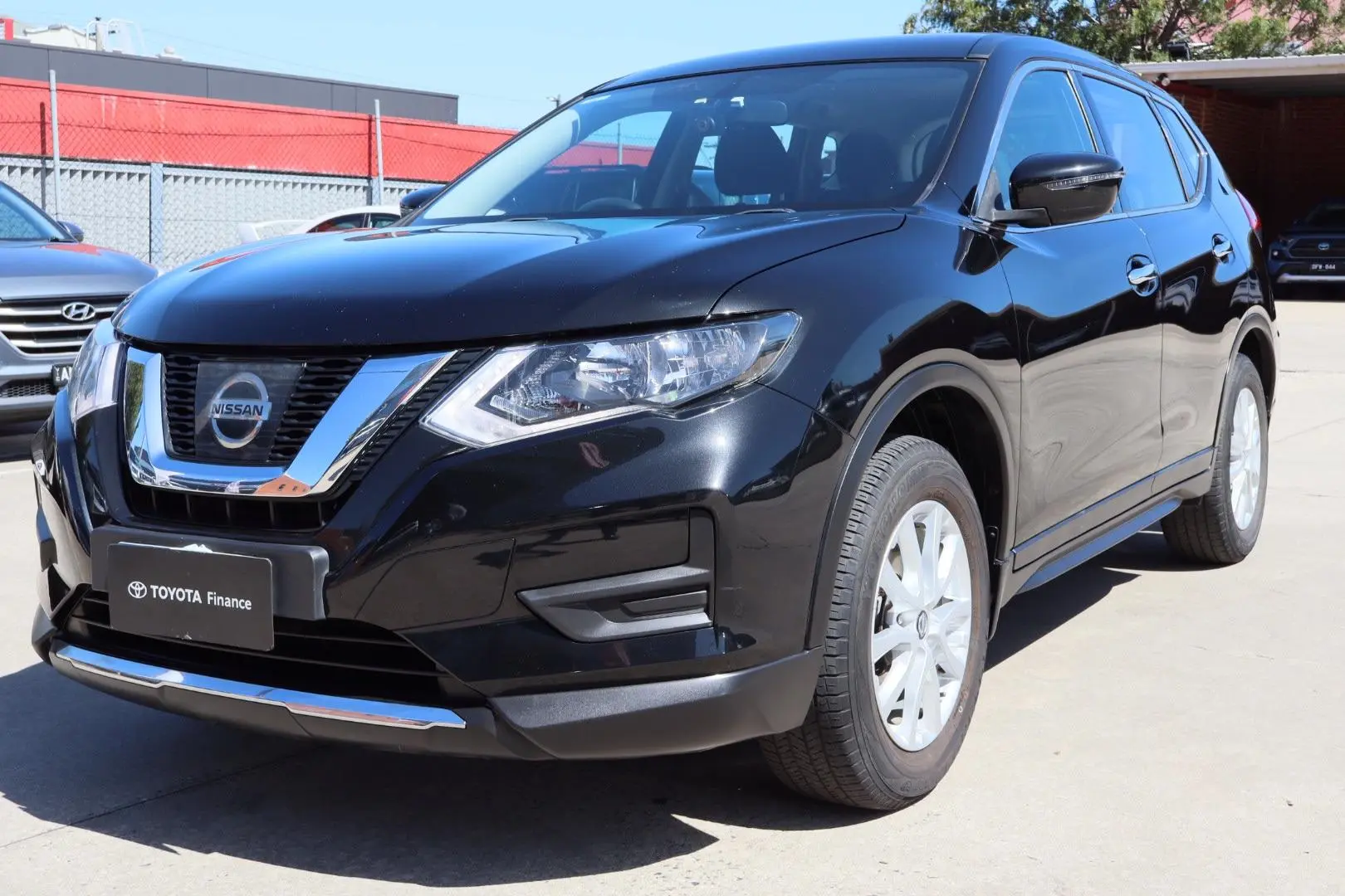 2019 Nissan X-Trail Gallery Image 3