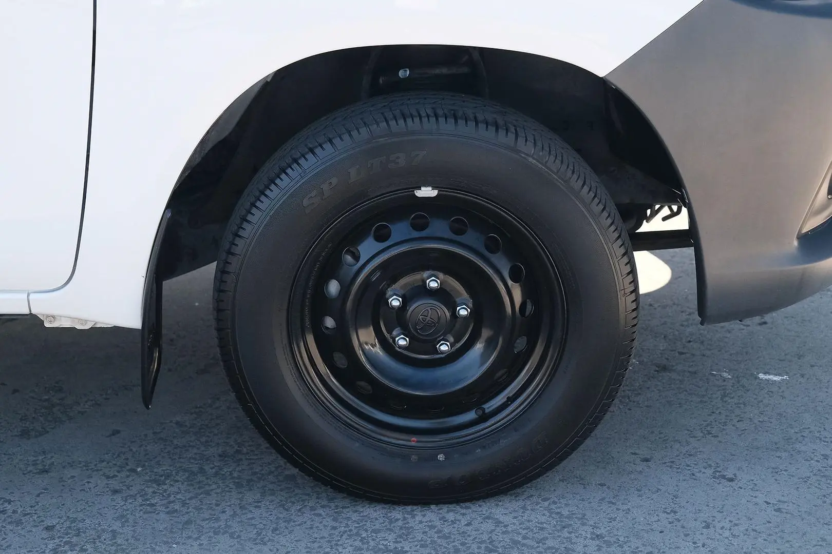 2017 Toyota Hilux Gallery Image 6
