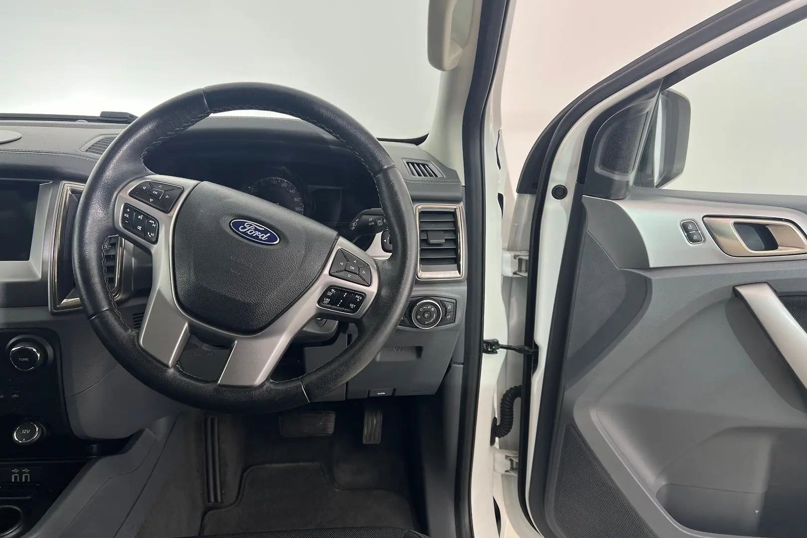 2018 Ford Everest Gallery Image 18