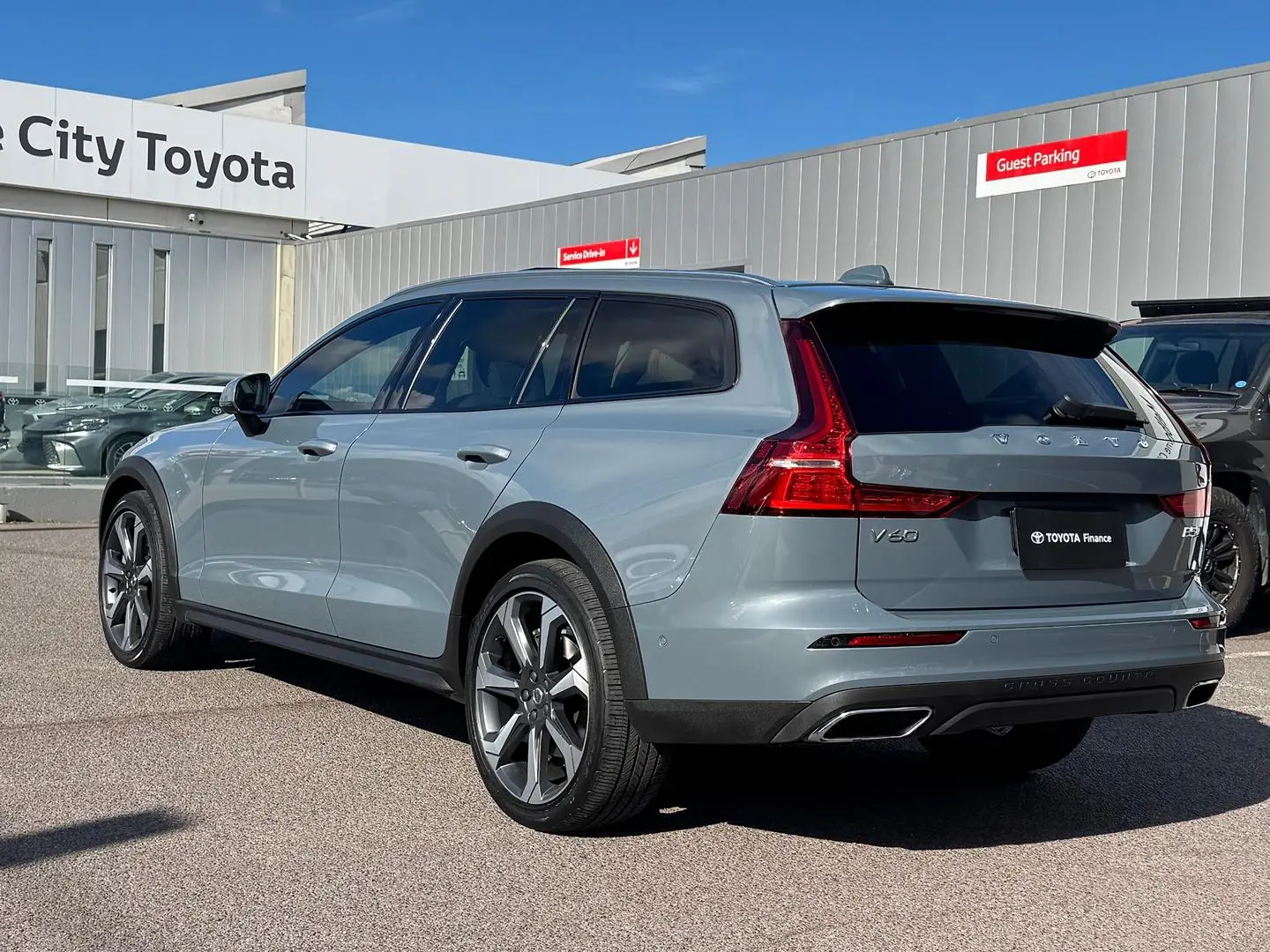 2021 Volvo V60 Cross Country Gallery Image 7