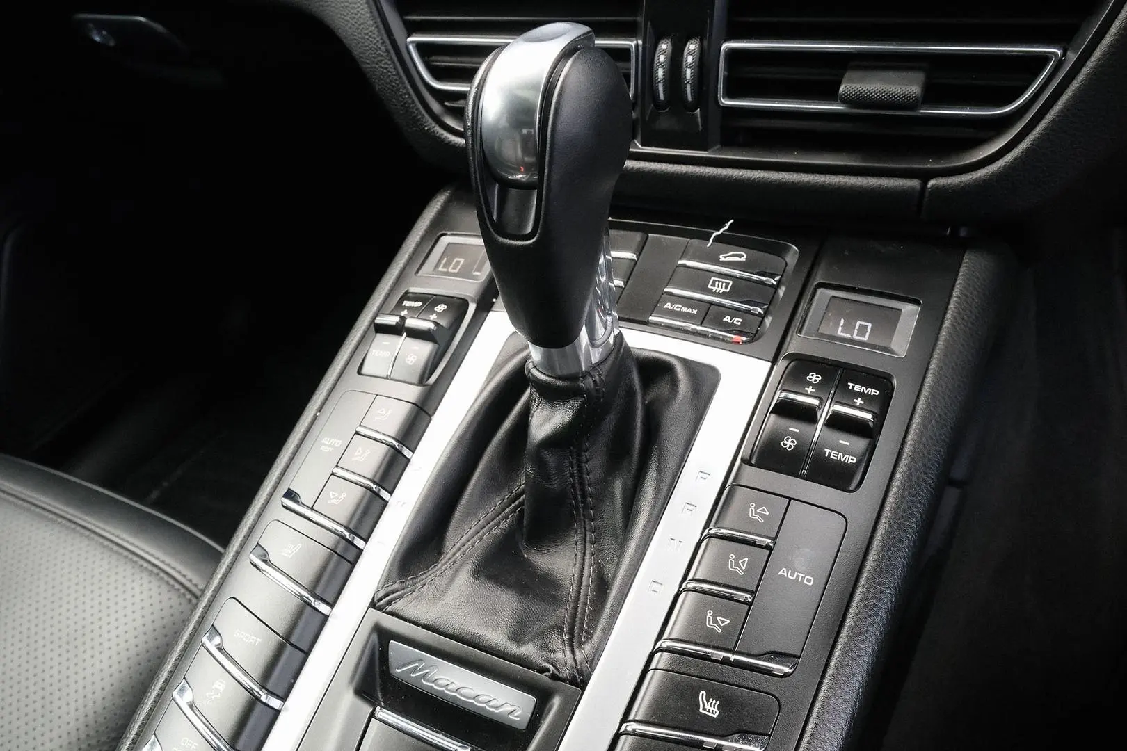 2020 Porsche Macan Gallery Image 18
