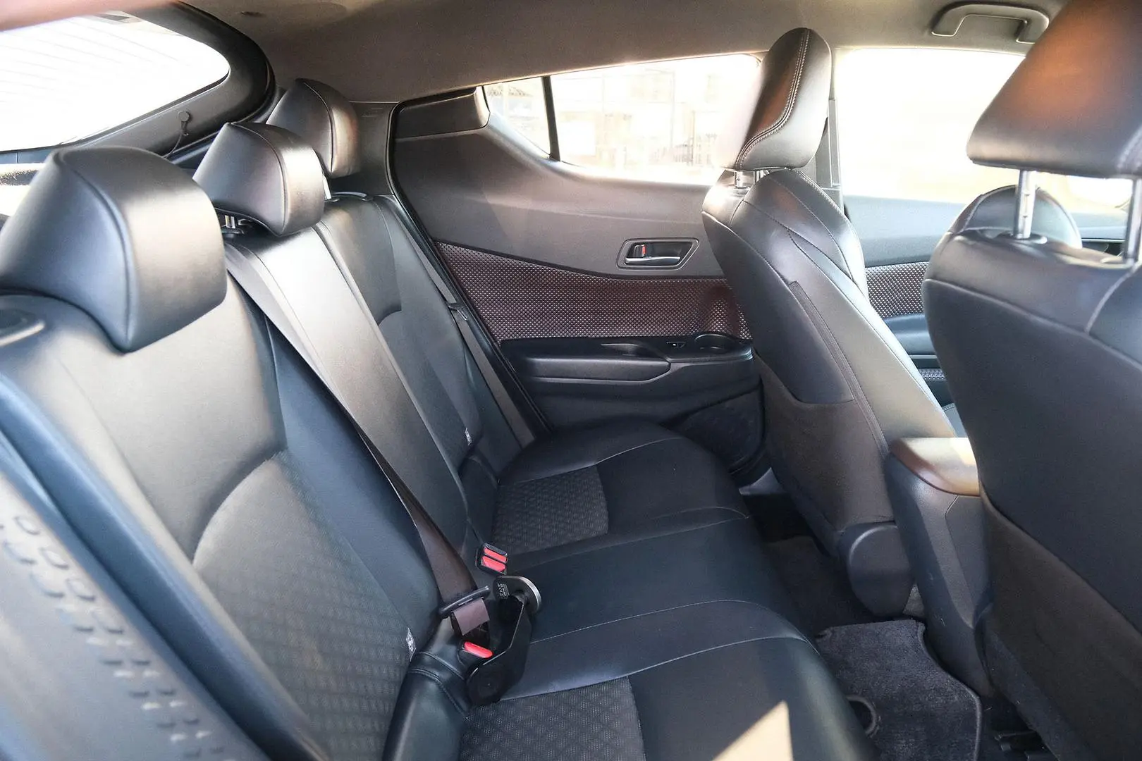 2018 Toyota C-HR Gallery Image 11