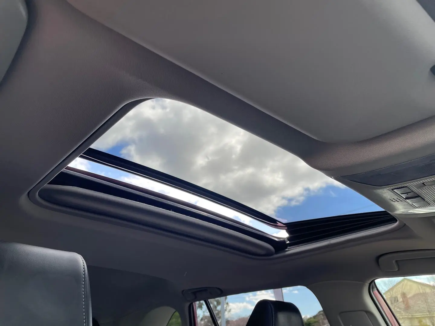 2019 Toyota RAV4 Gallery Image 18