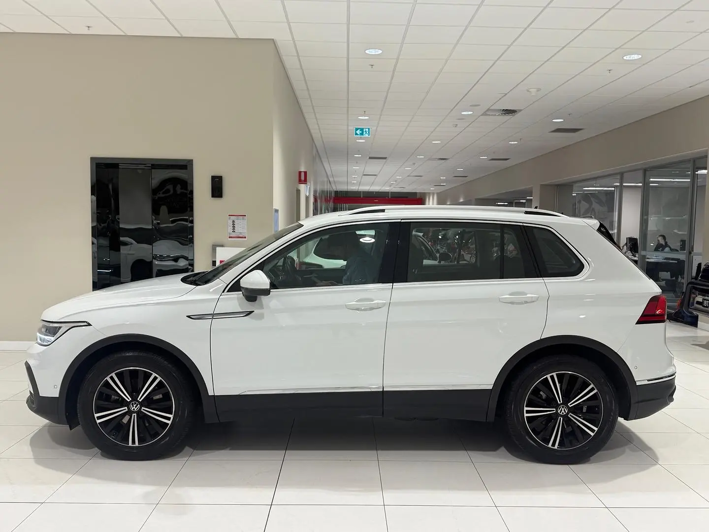 2022 Volkswagen Tiguan Gallery Image 6