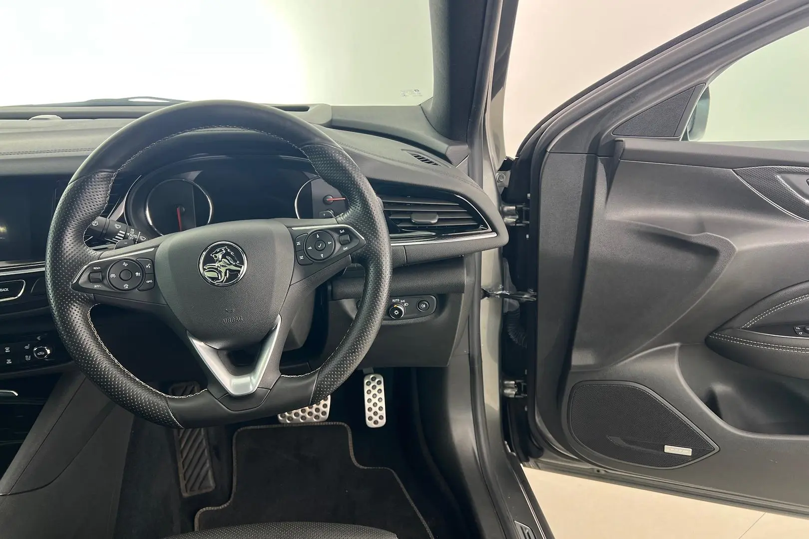 2018 Holden Commodore Gallery Image 16