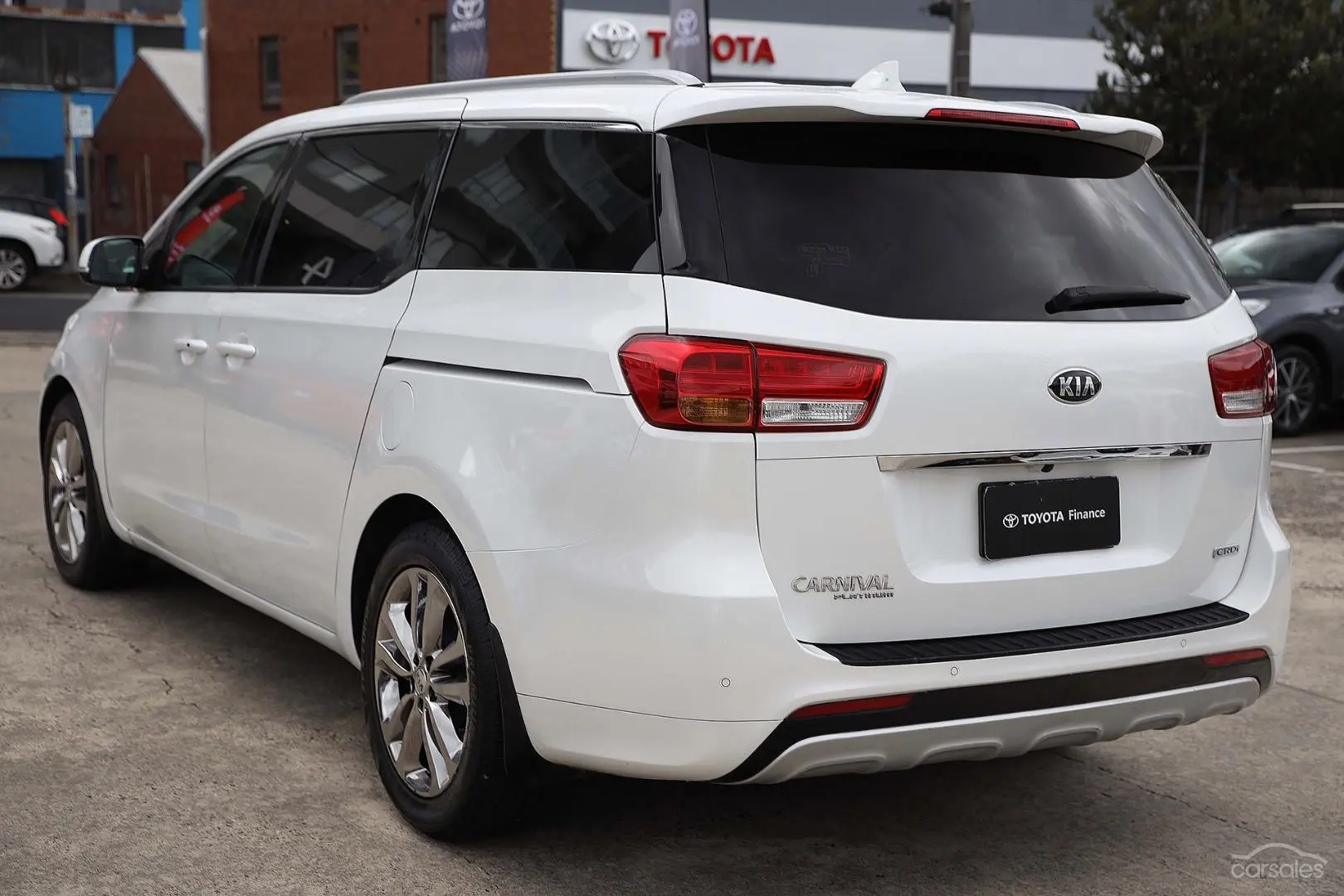 2017 Kia Carnival Image 2