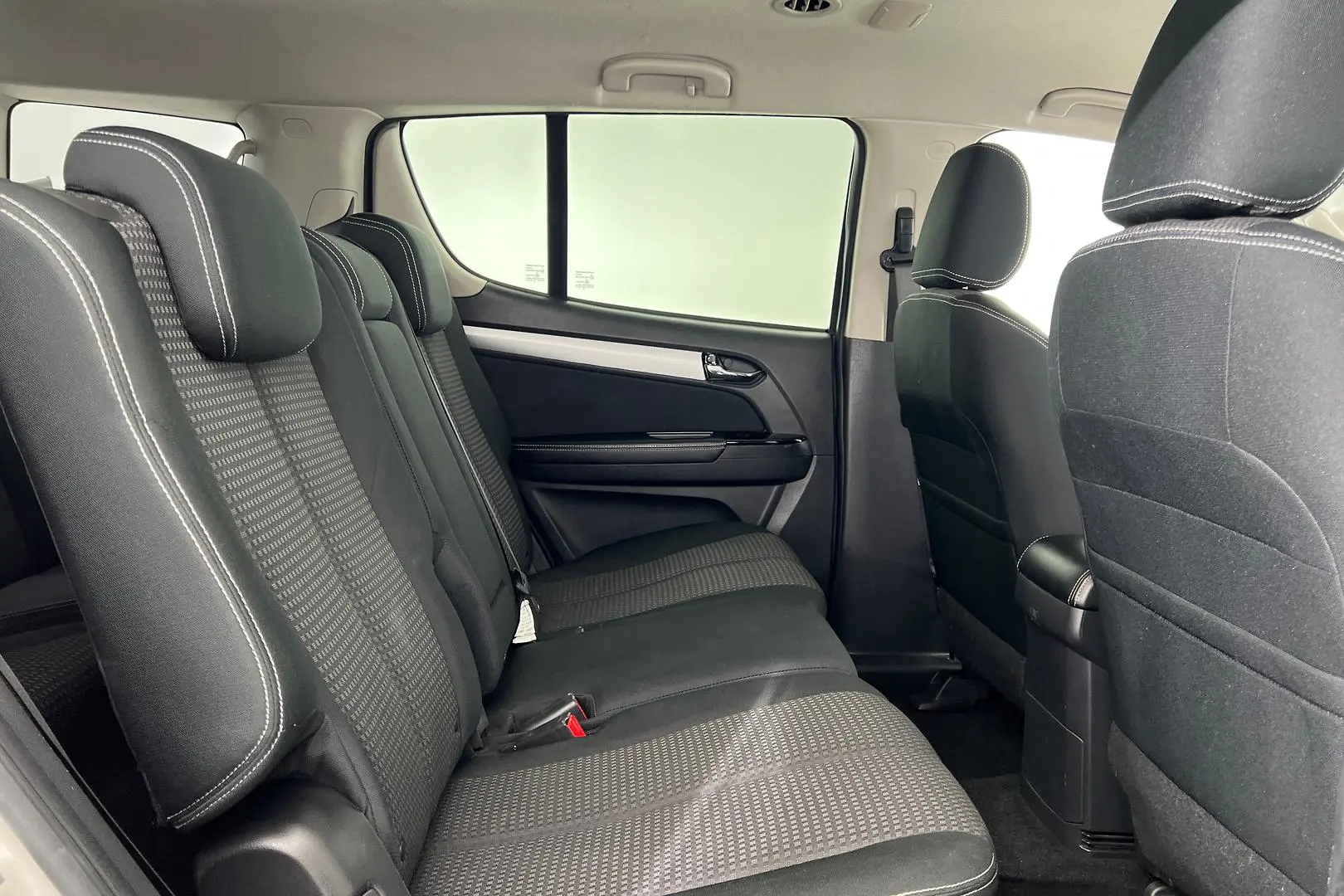 2018 Isuzu MU-X Gallery Image 13