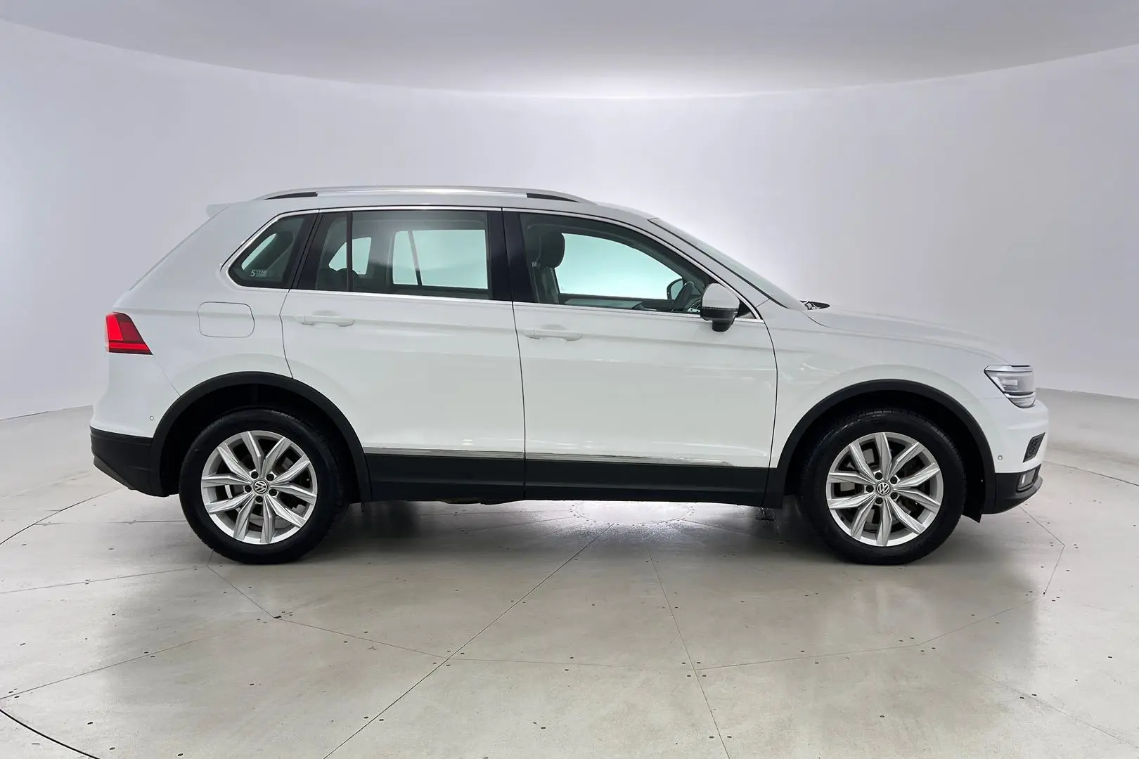 2019 Volkswagen Tiguan Gallery Image 4