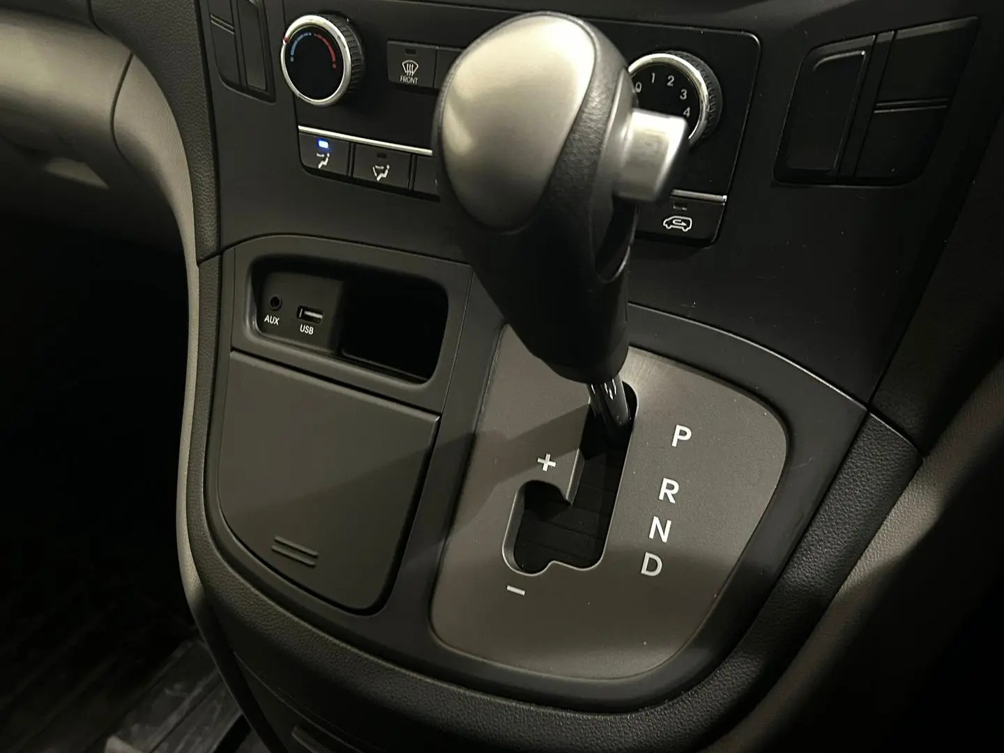 2020 Hyundai iLoad Gallery Image 13