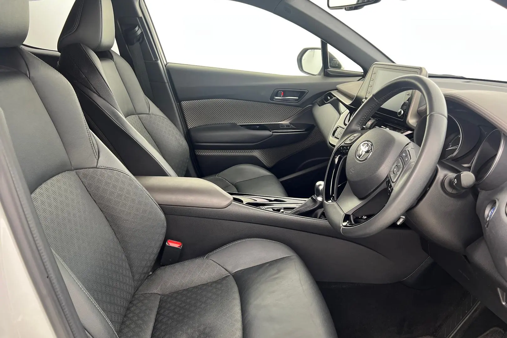 2022 Toyota C-HR Gallery Image 15