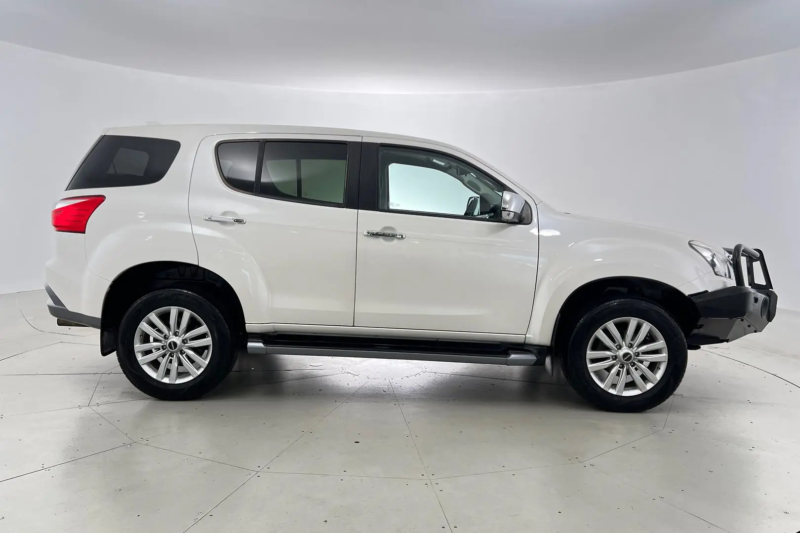 2018 Isuzu MU-X Gallery Image 5