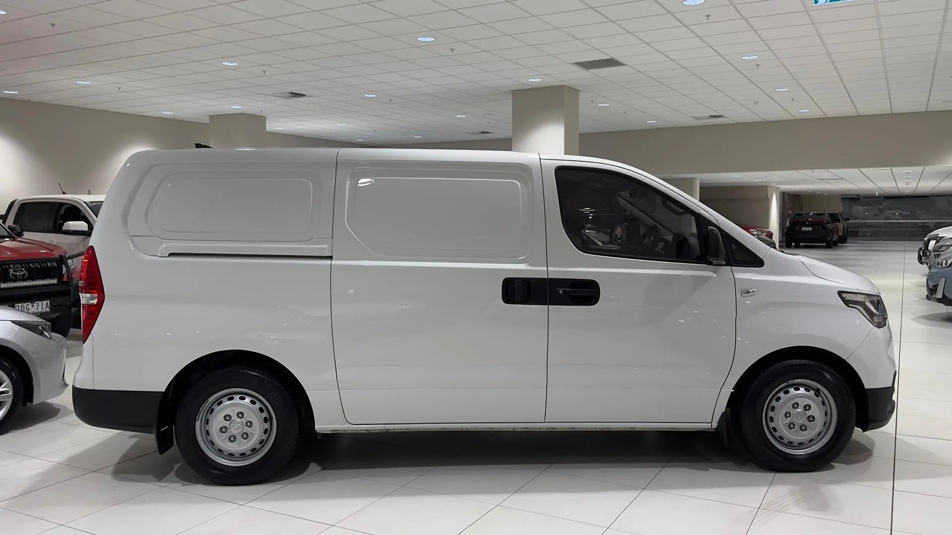 2021 Hyundai iLoad Gallery Image 2