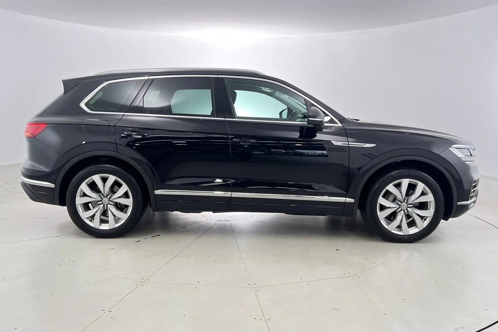 2020 Volkswagen Touareg Gallery Image 4