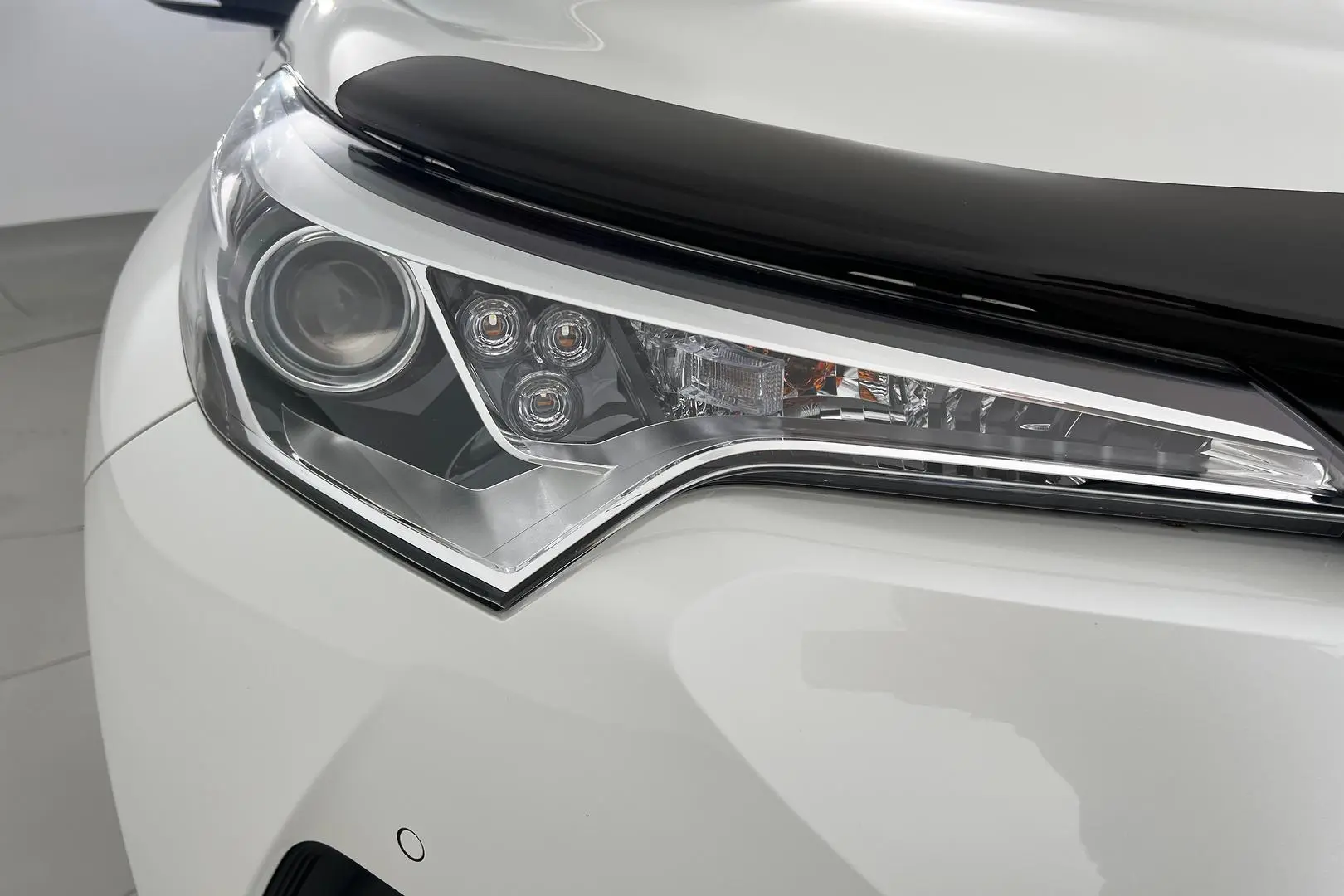 2019 Toyota C-HR Gallery Image 2