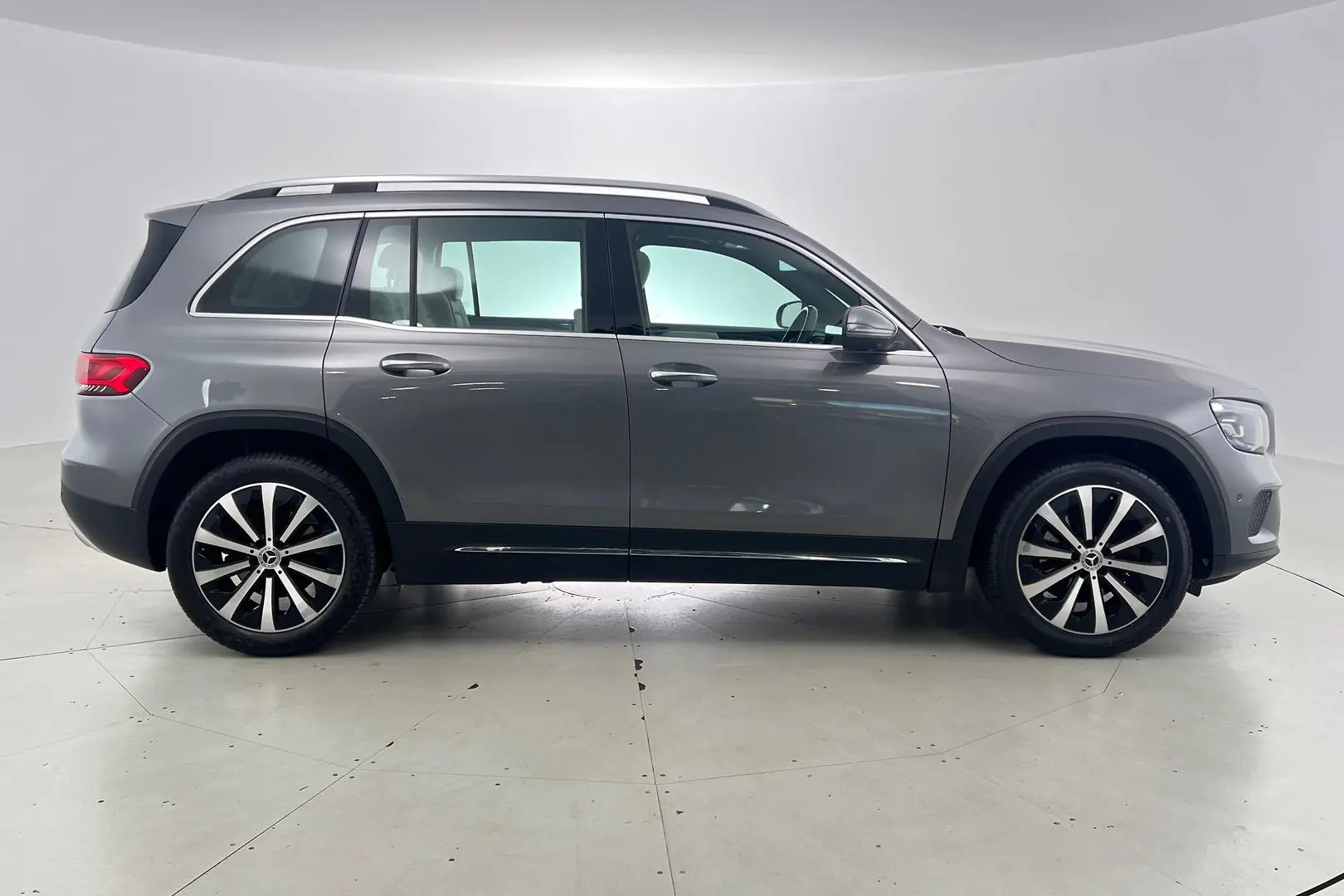 2021 Mercedes-Benz GLB-Class Gallery Image 12