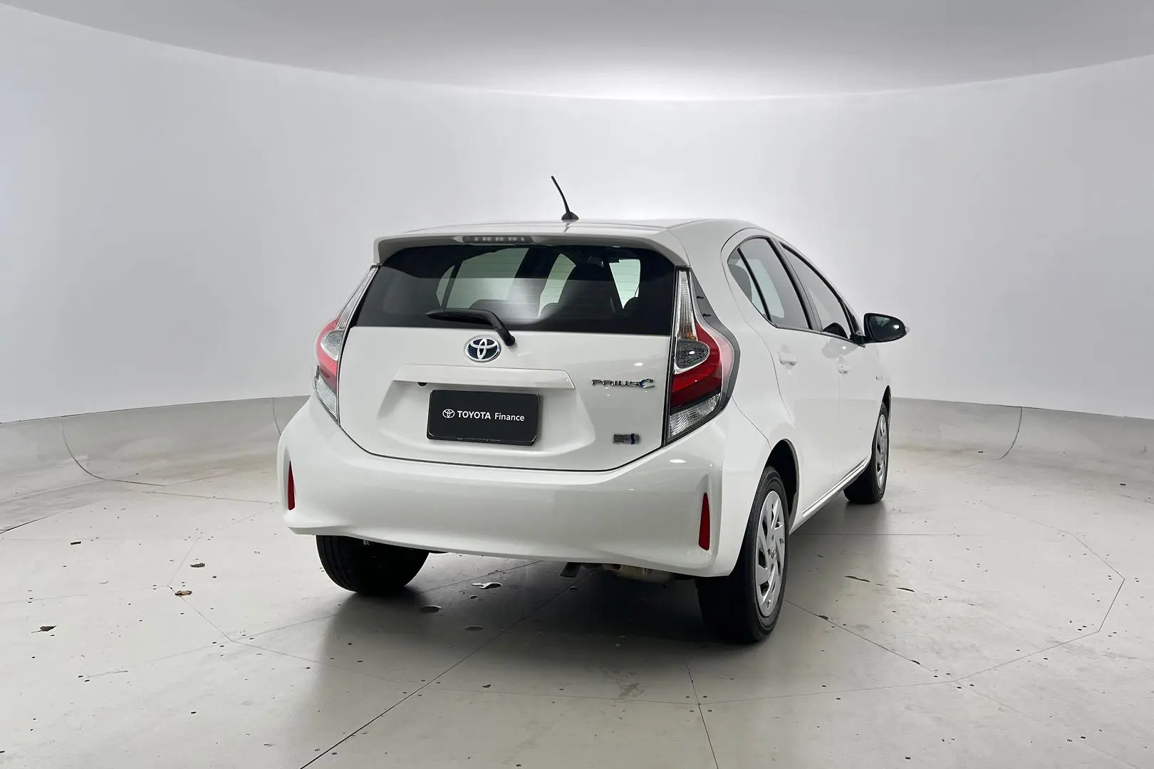 2018 Toyota Prius C Gallery Image 4