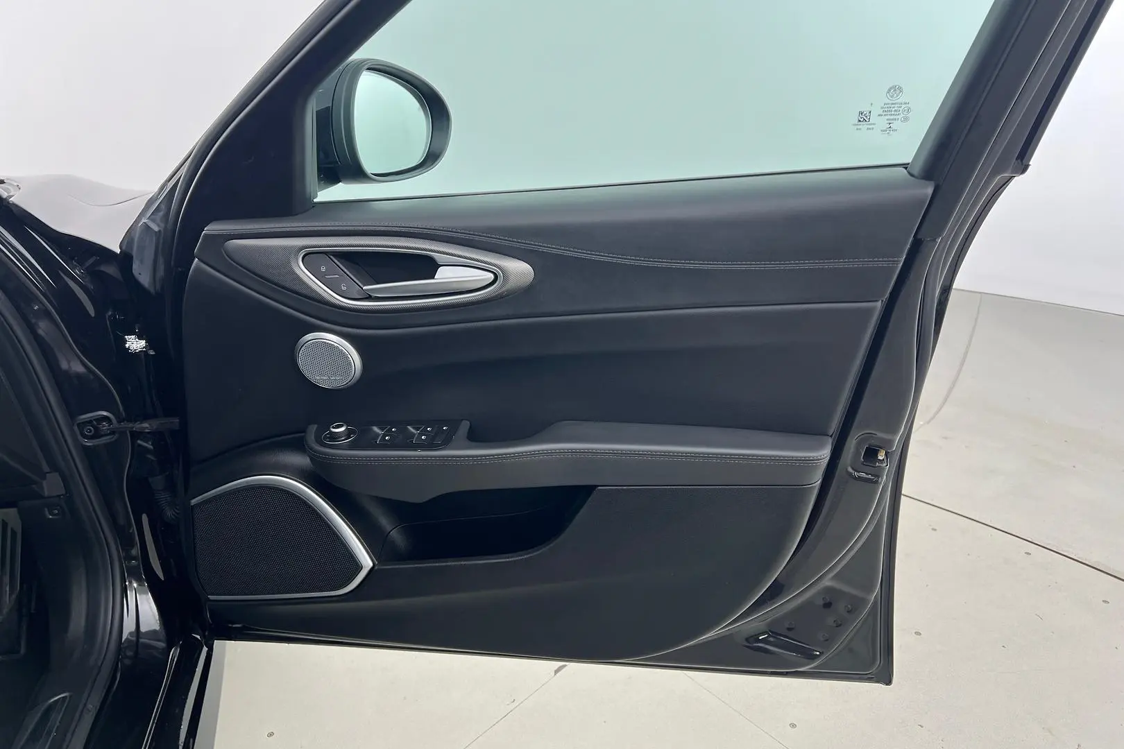2019 Alfa Romeo Giulia Gallery Image 10