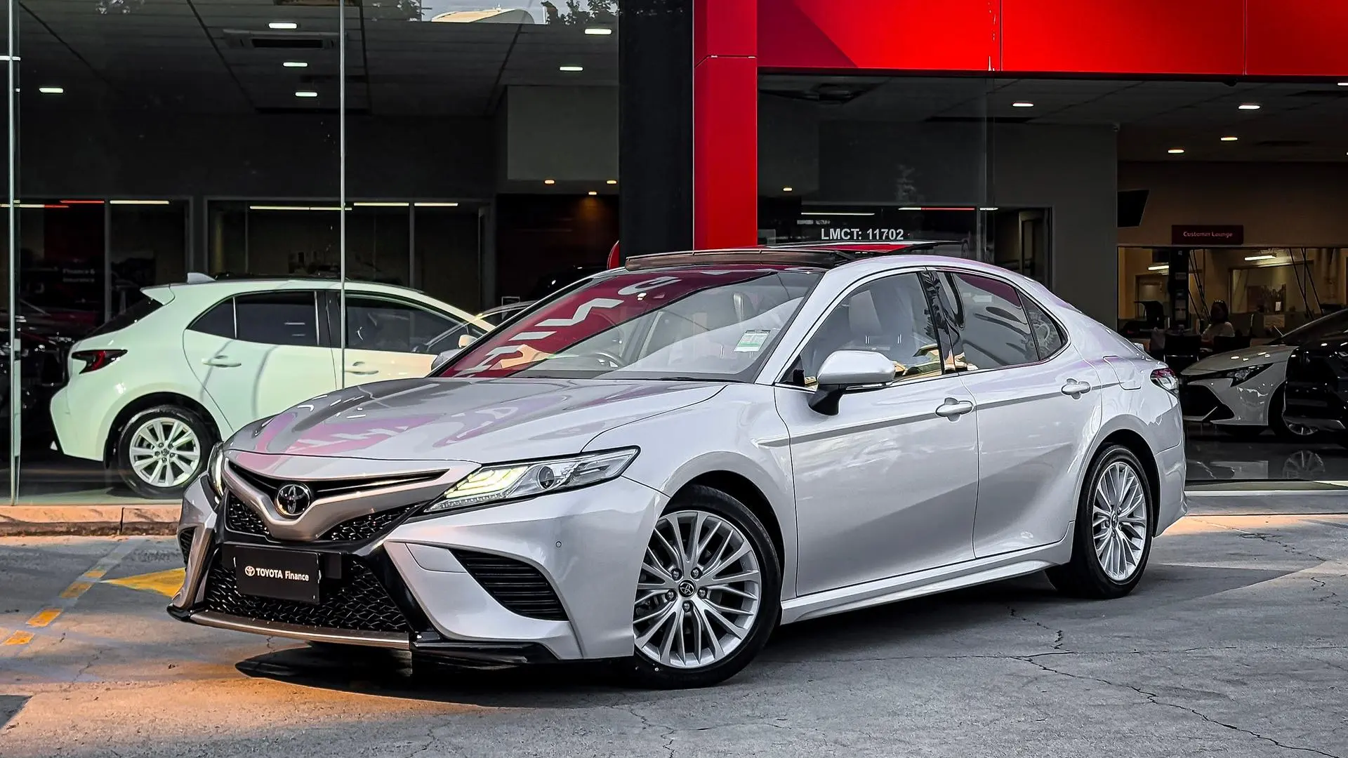 2019 Toyota Camry Gallery Image 10