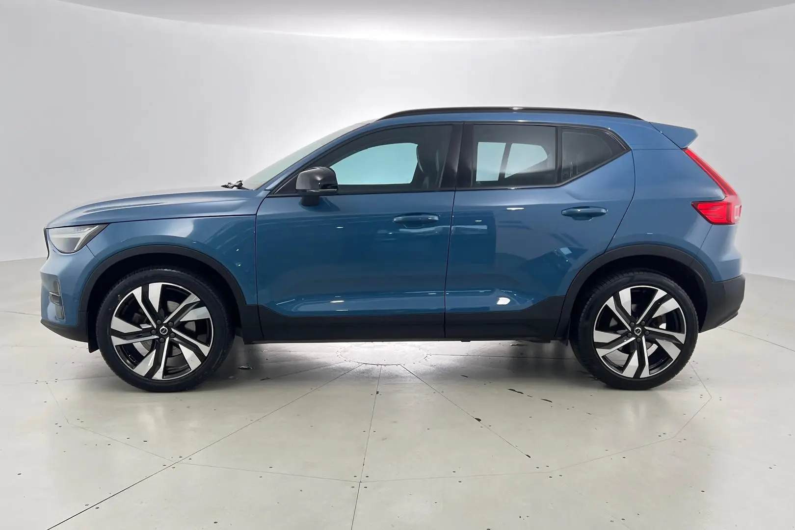2022 Volvo XC40 Gallery Image 7