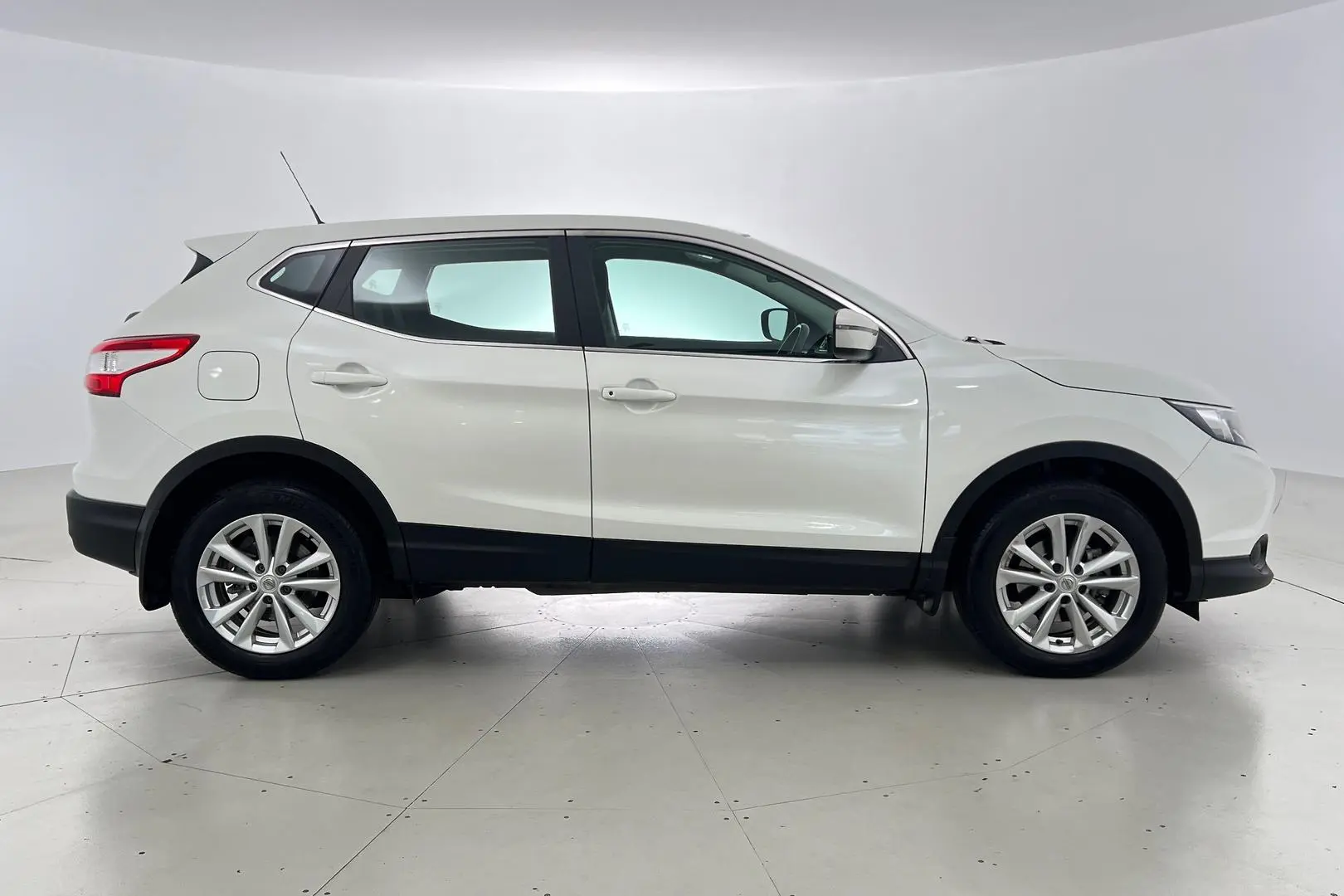 2015 Nissan QASHQAI Gallery Image 3