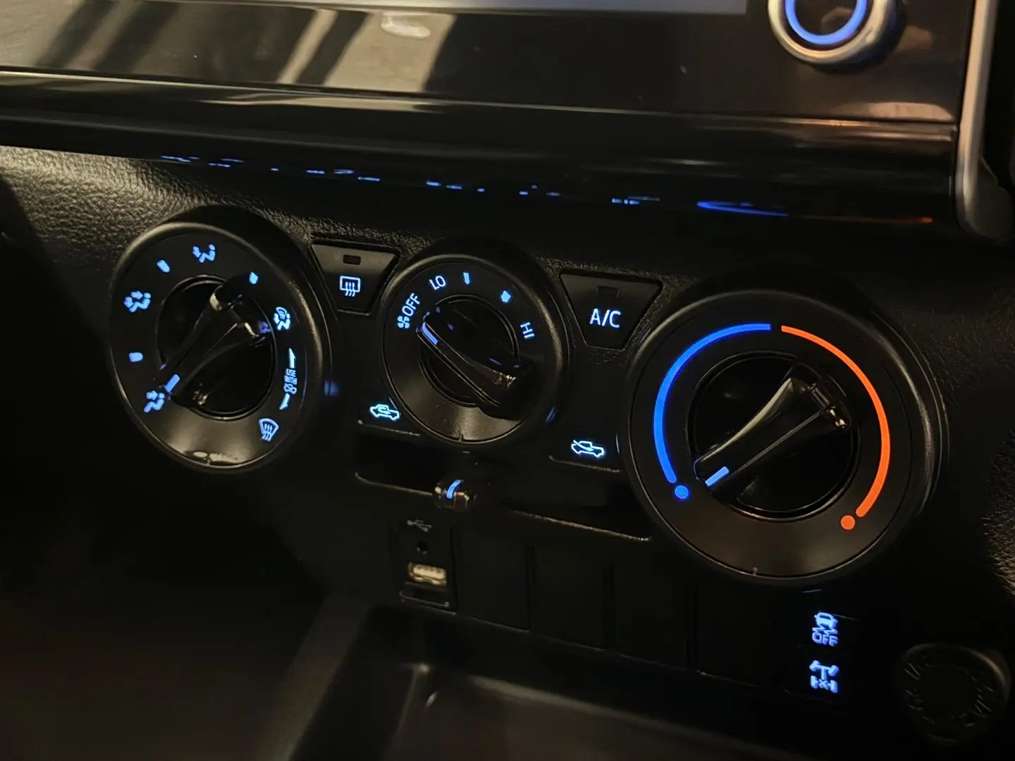 2021 Toyota Hilux Gallery Image 10
