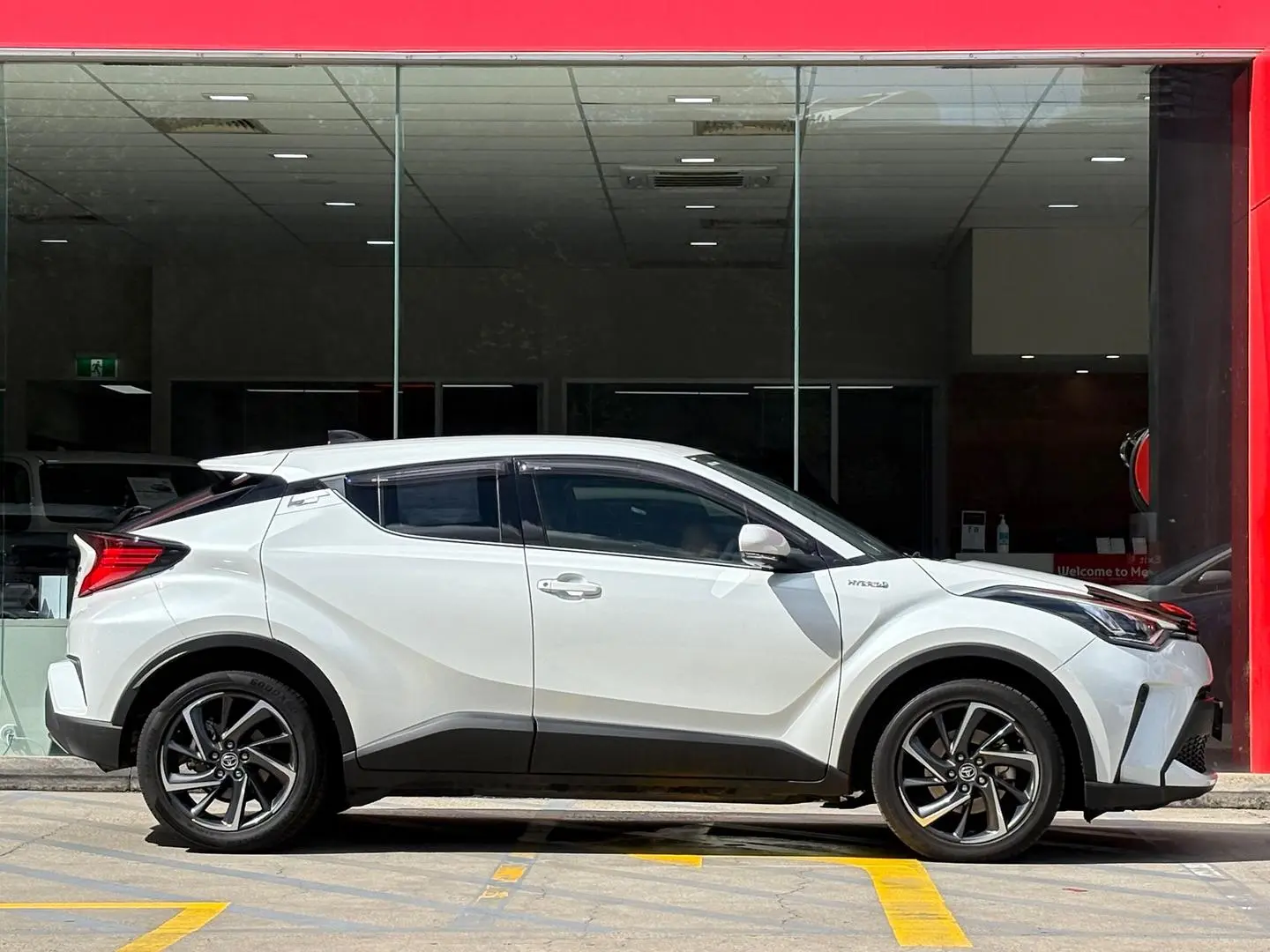 2022 Toyota C-HR Gallery Image 2