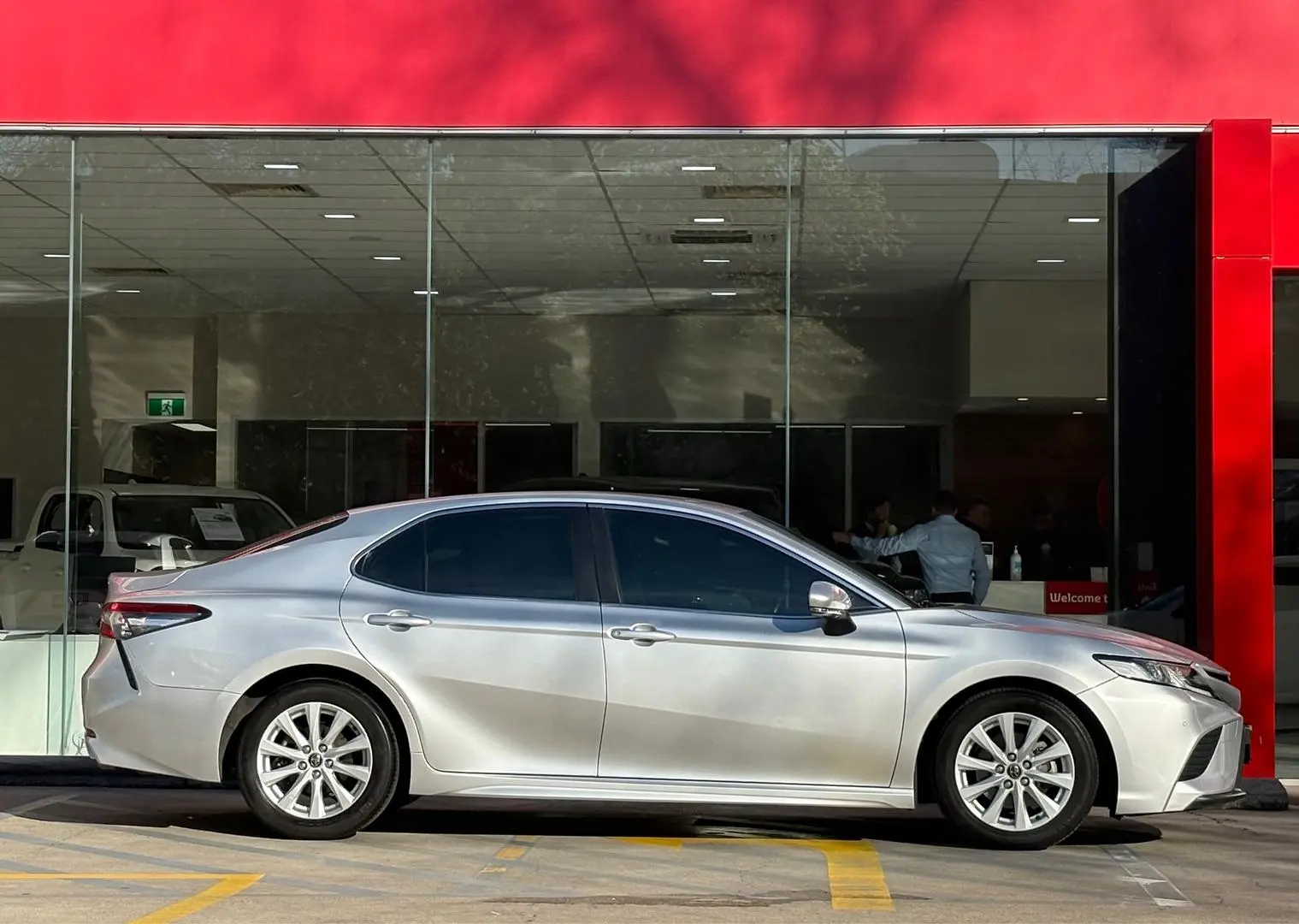 2019 Toyota Camry Gallery Image 2