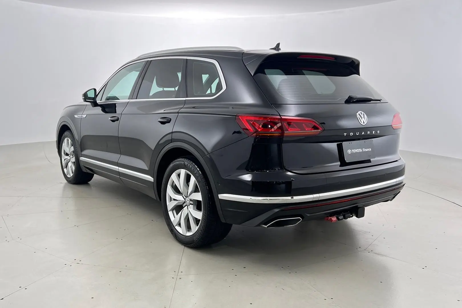 2020 Volkswagen Touareg Gallery Image 2