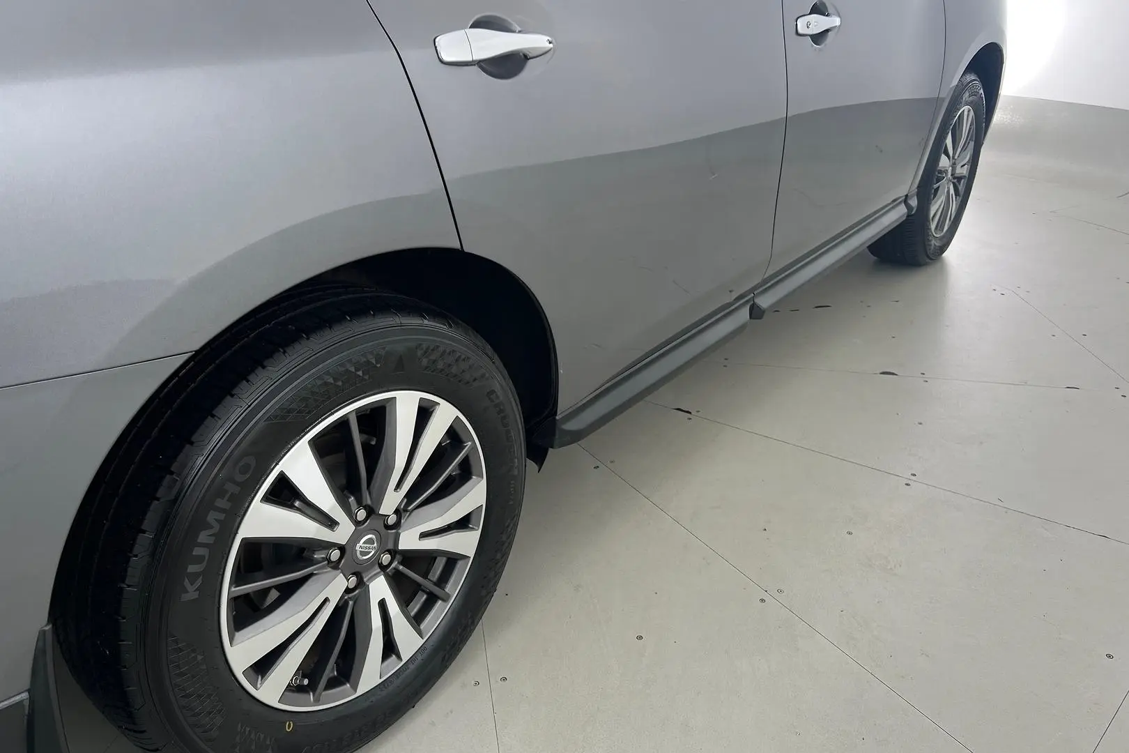 2017 Nissan Pathfinder Gallery Image 5