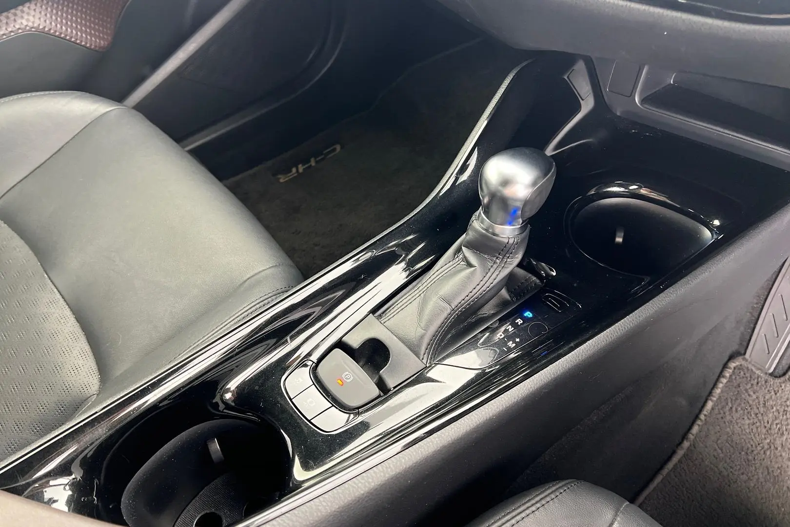 2018 Toyota C-HR Gallery Image 13