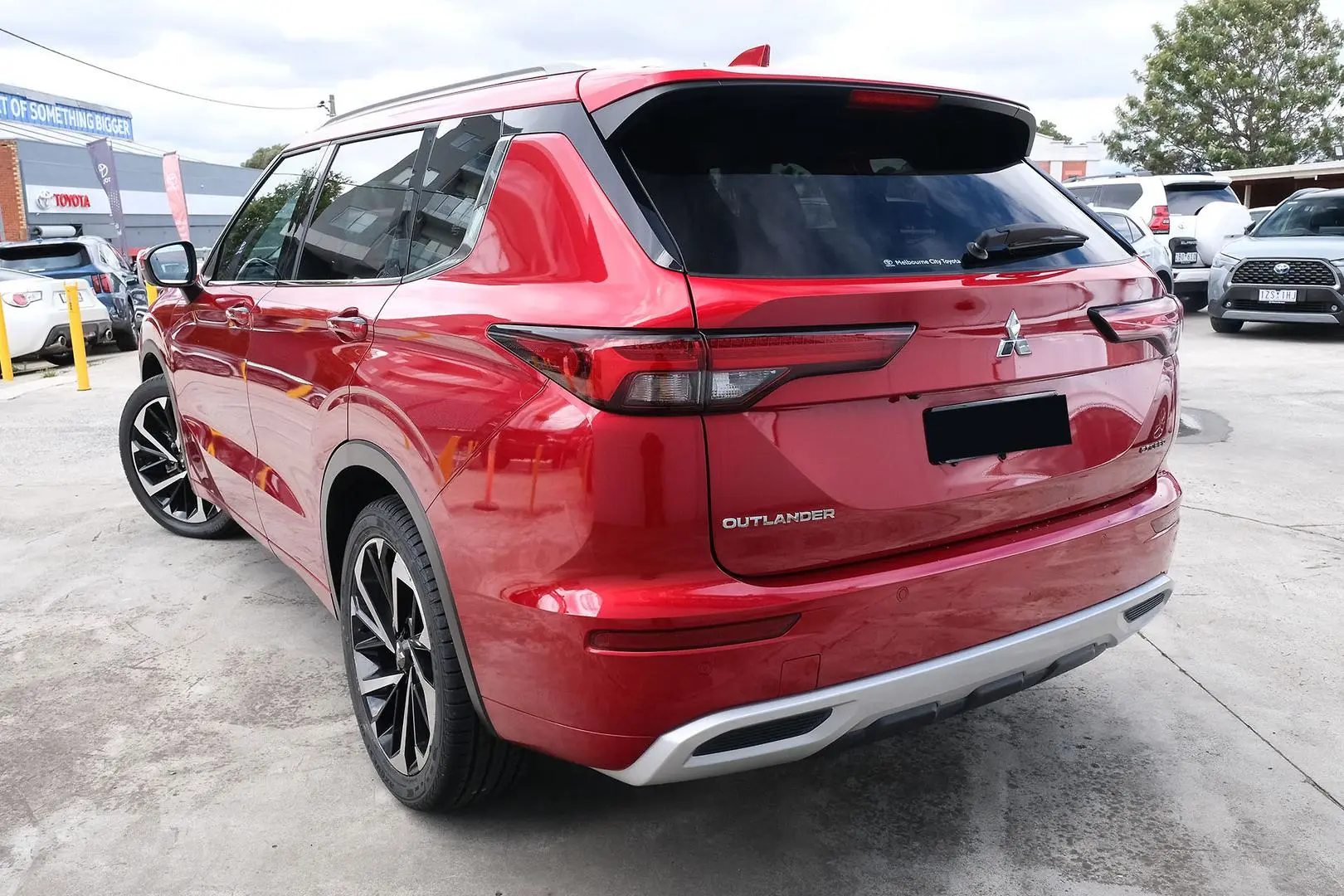 2023 Mitsubishi Outlander Gallery Image 2