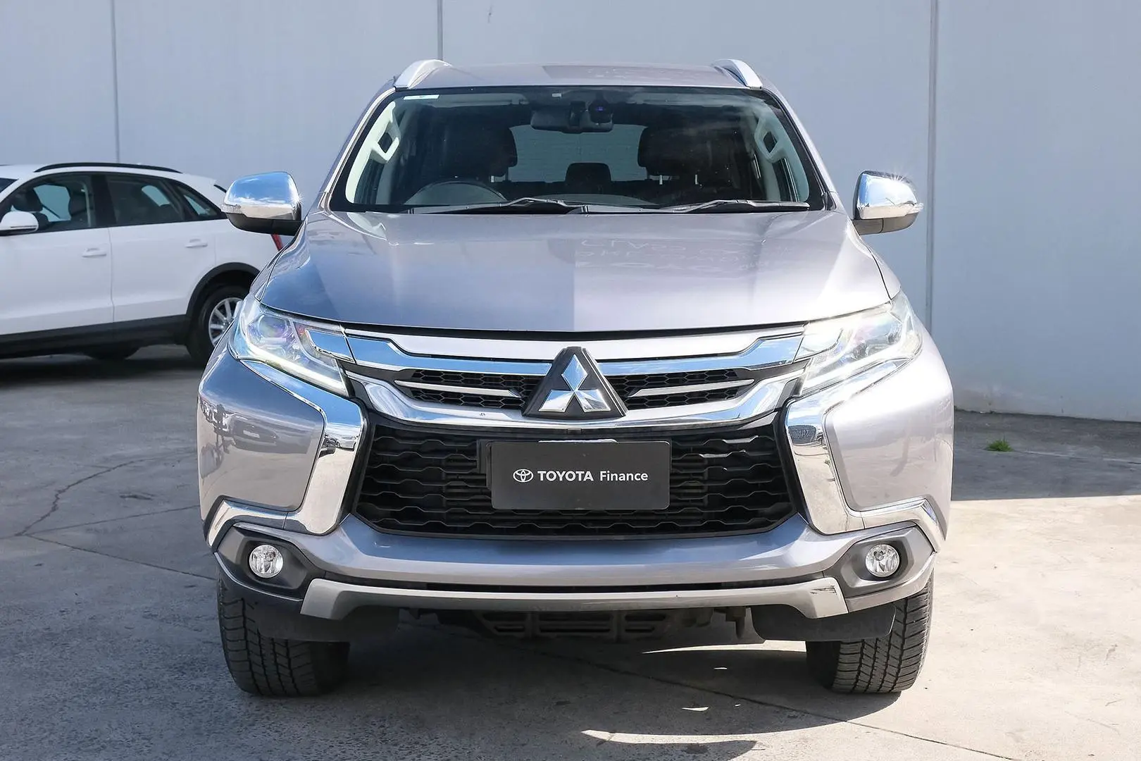 2017 Mitsubishi Pajero Sport Gallery Image 3