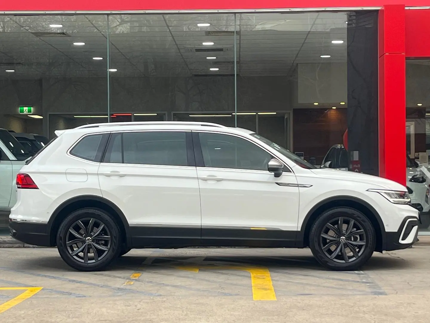 2023 Volkswagen Tiguan Gallery Image 2