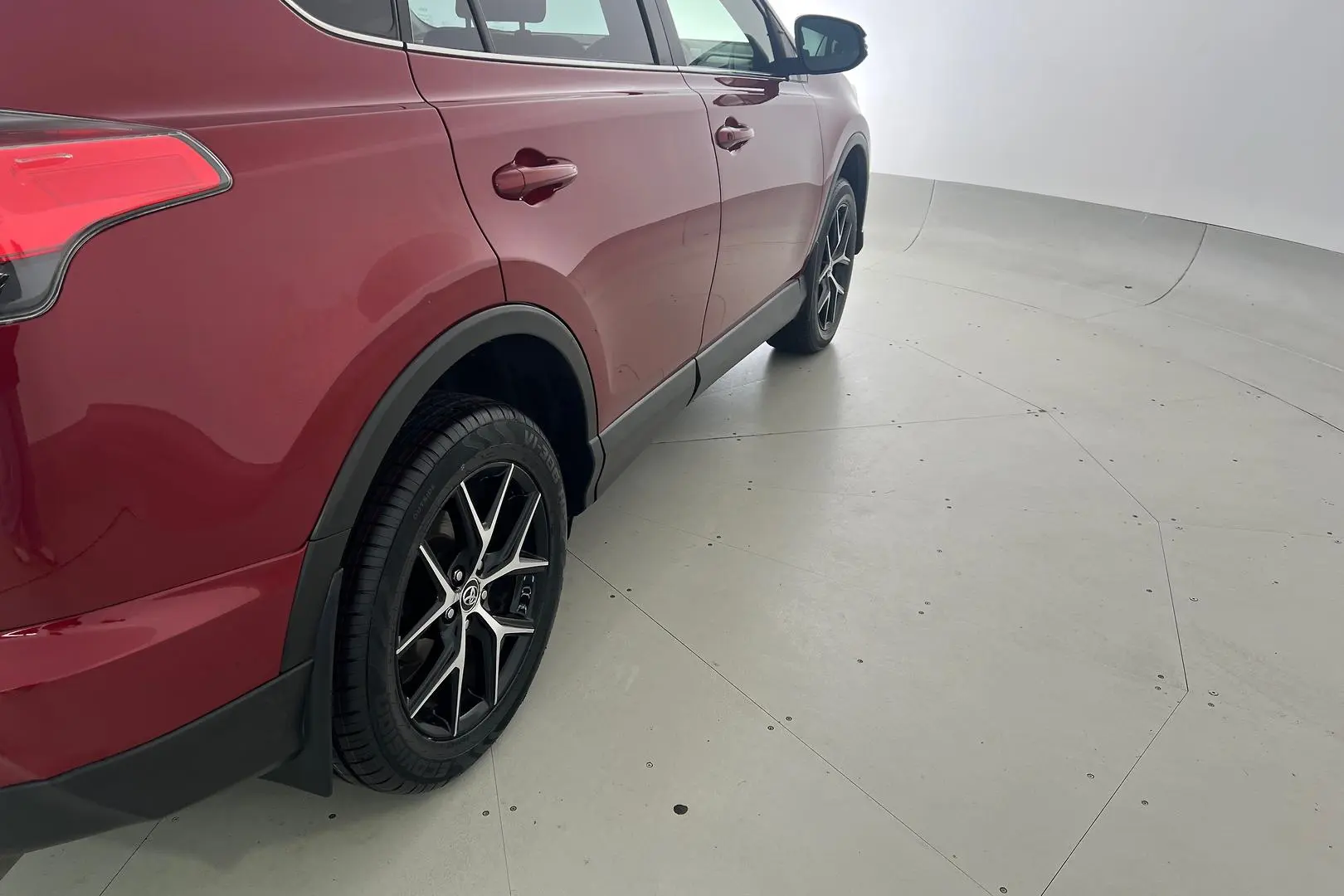 2018 Toyota RAV4 Gallery Image 5