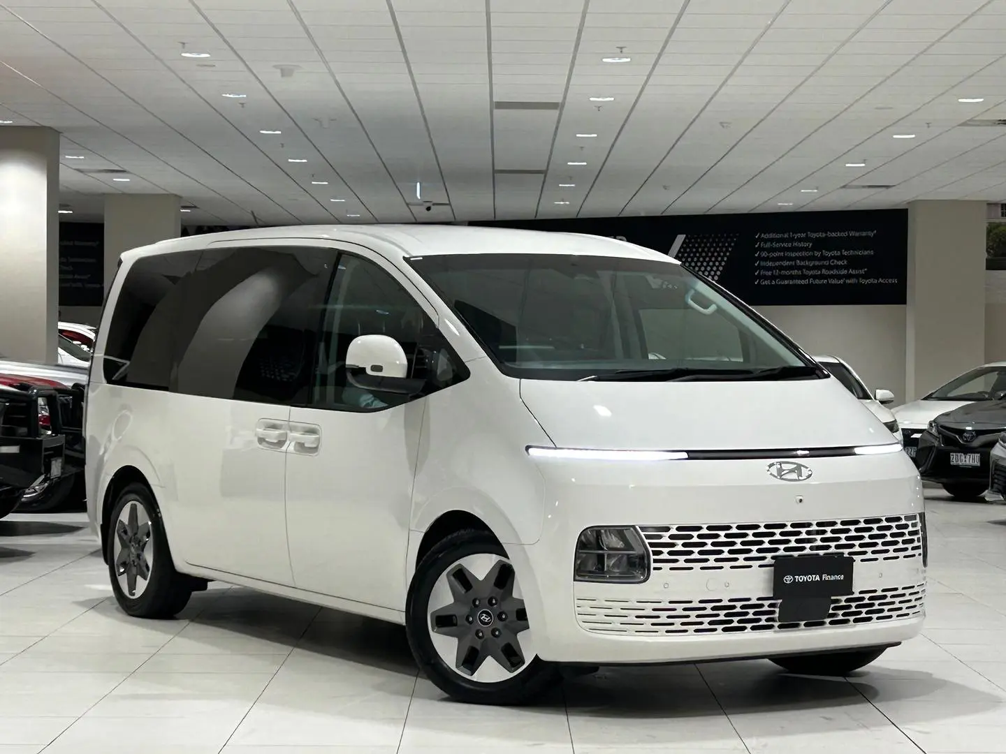 2022 Hyundai STARIA Gallery Image 1