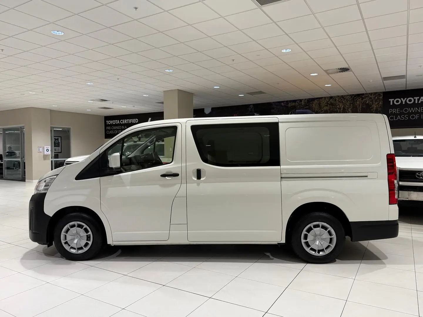 2022 Toyota Hiace Gallery Image 6