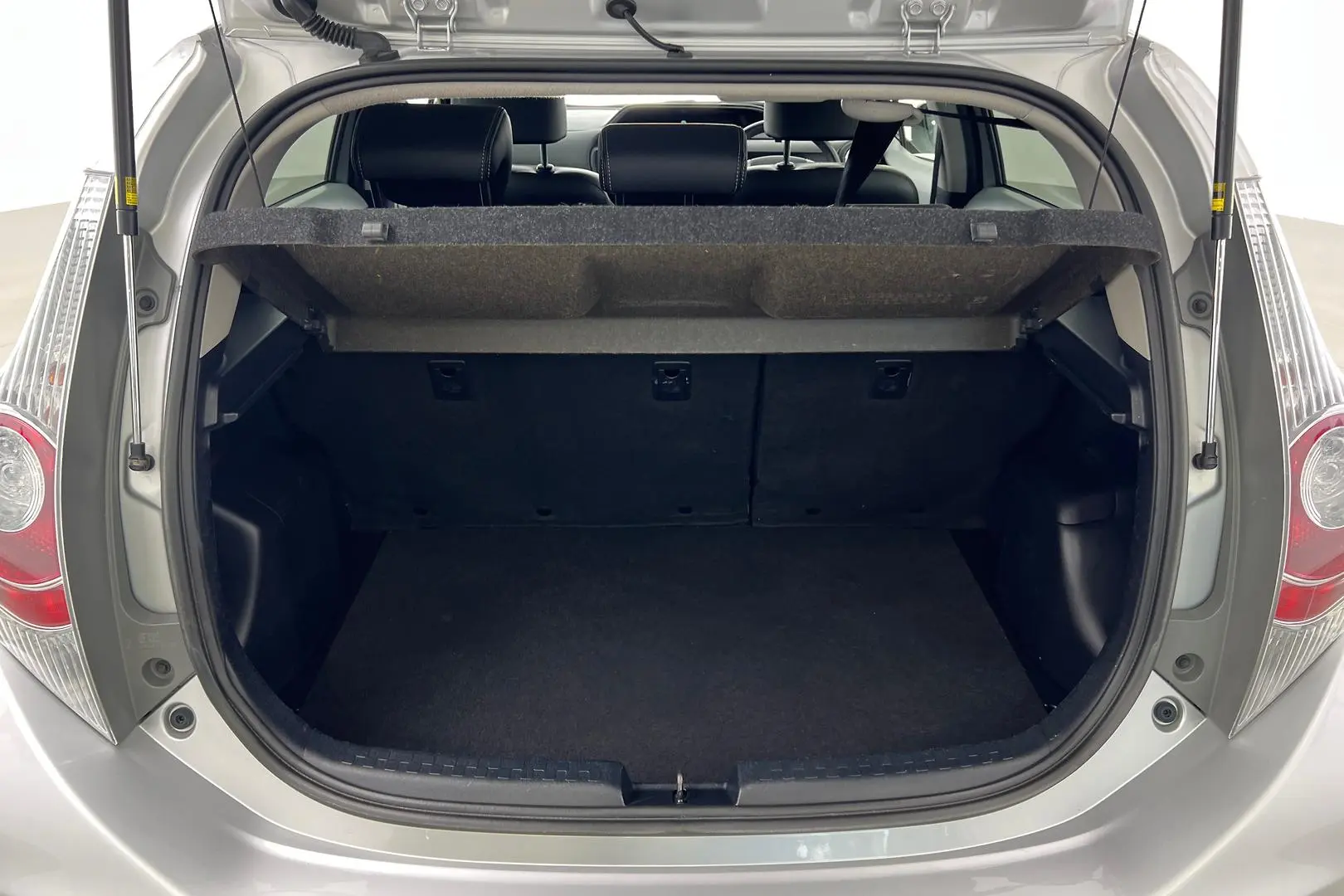 2013 Toyota Prius C Gallery Image 16