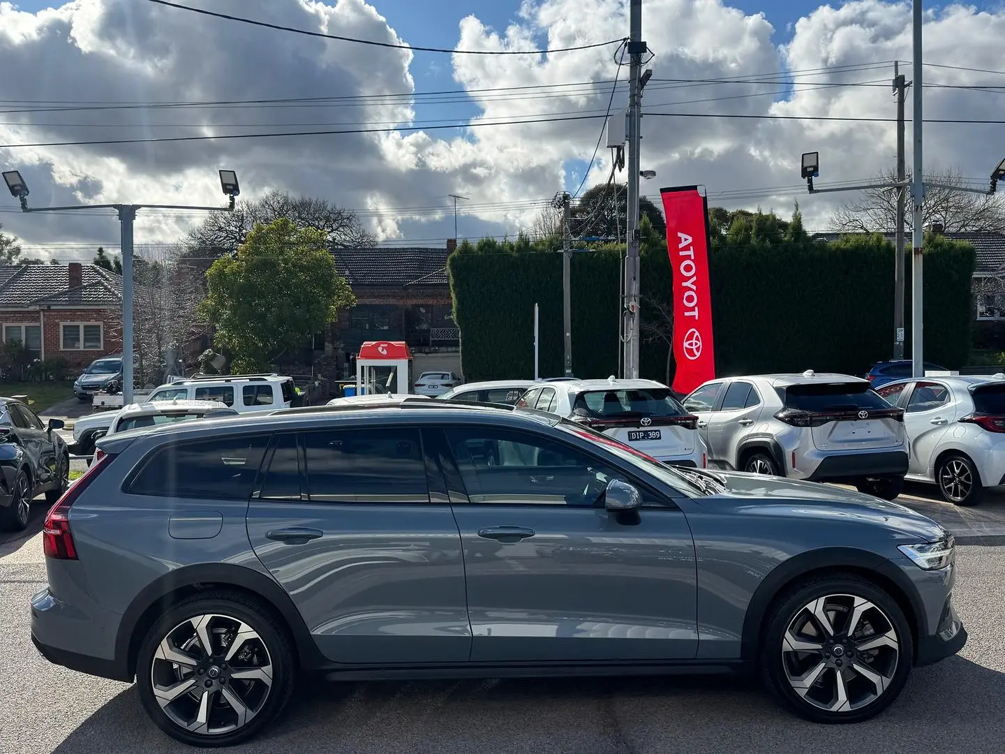 2021 Volvo V60 Cross Country Gallery Image 3