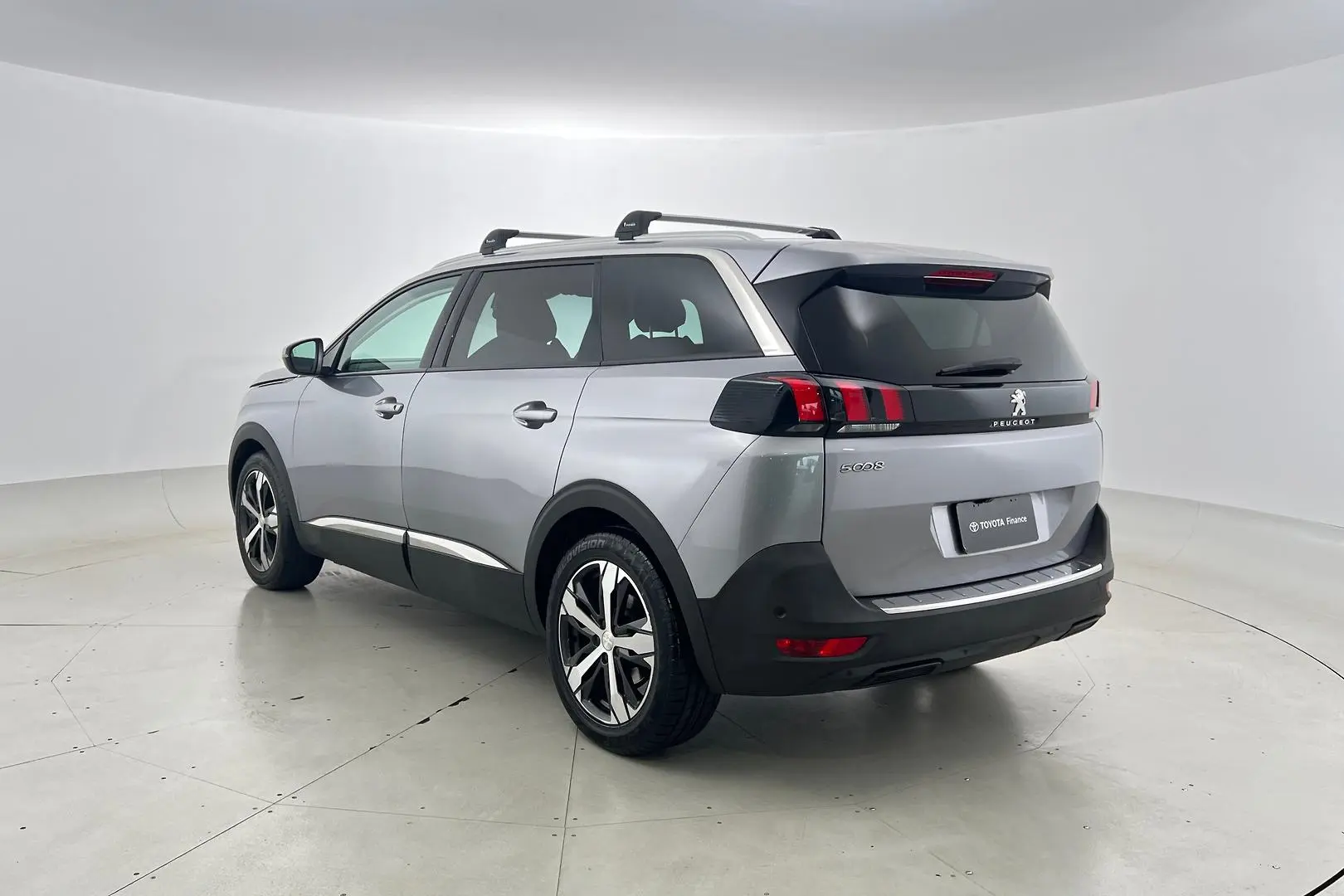 2018 Peugeot 5008 Gallery Image 2