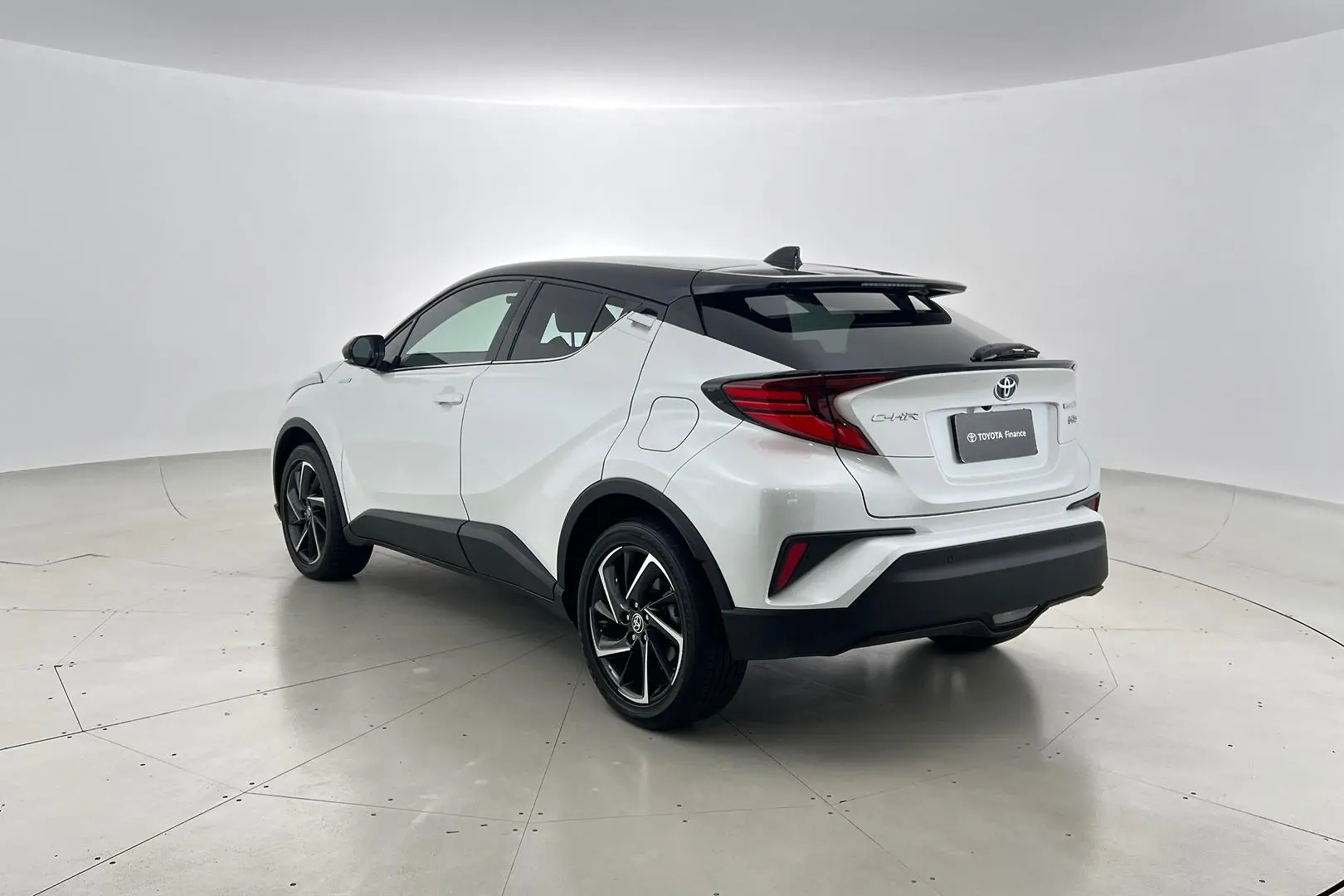 2022 Toyota C-Hr Gallery Image 2