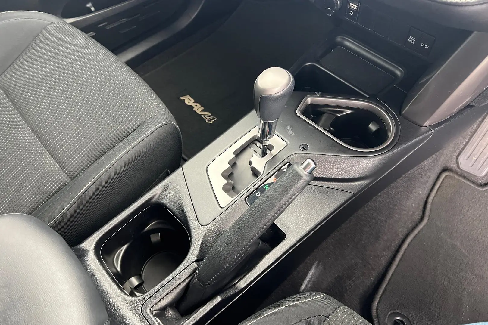 2016 Toyota RAV4 Gallery Image 13