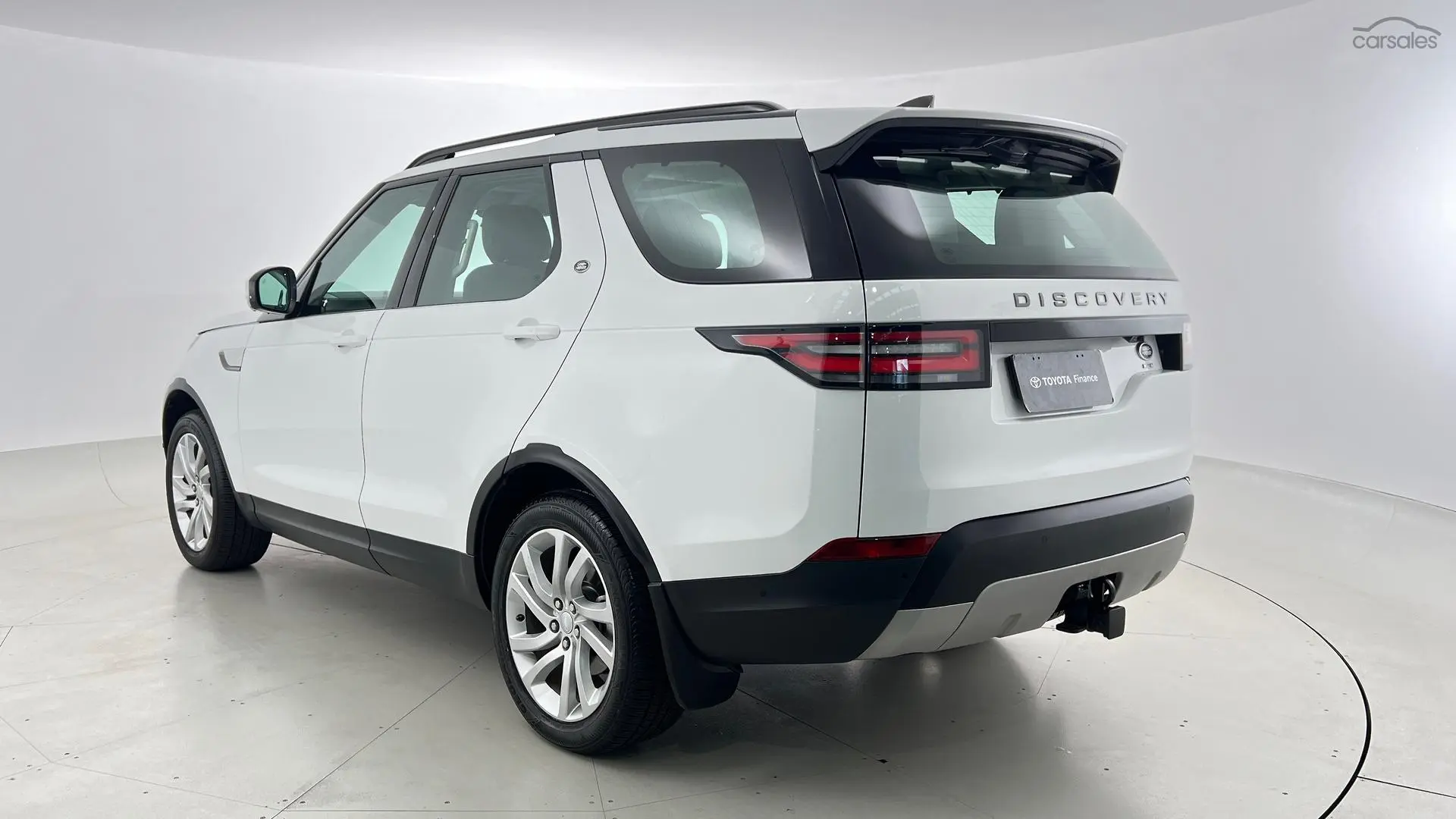2018 Land Rover Discovery Image 2