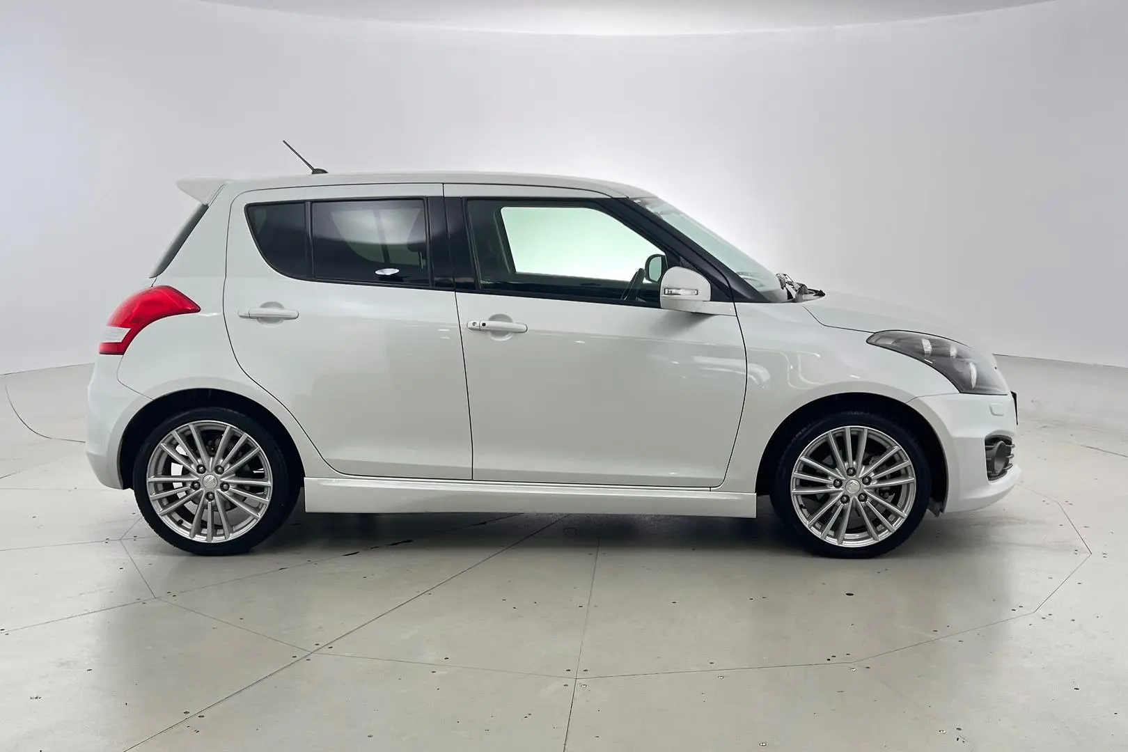 2016 Suzuki Swift Gallery Image 5