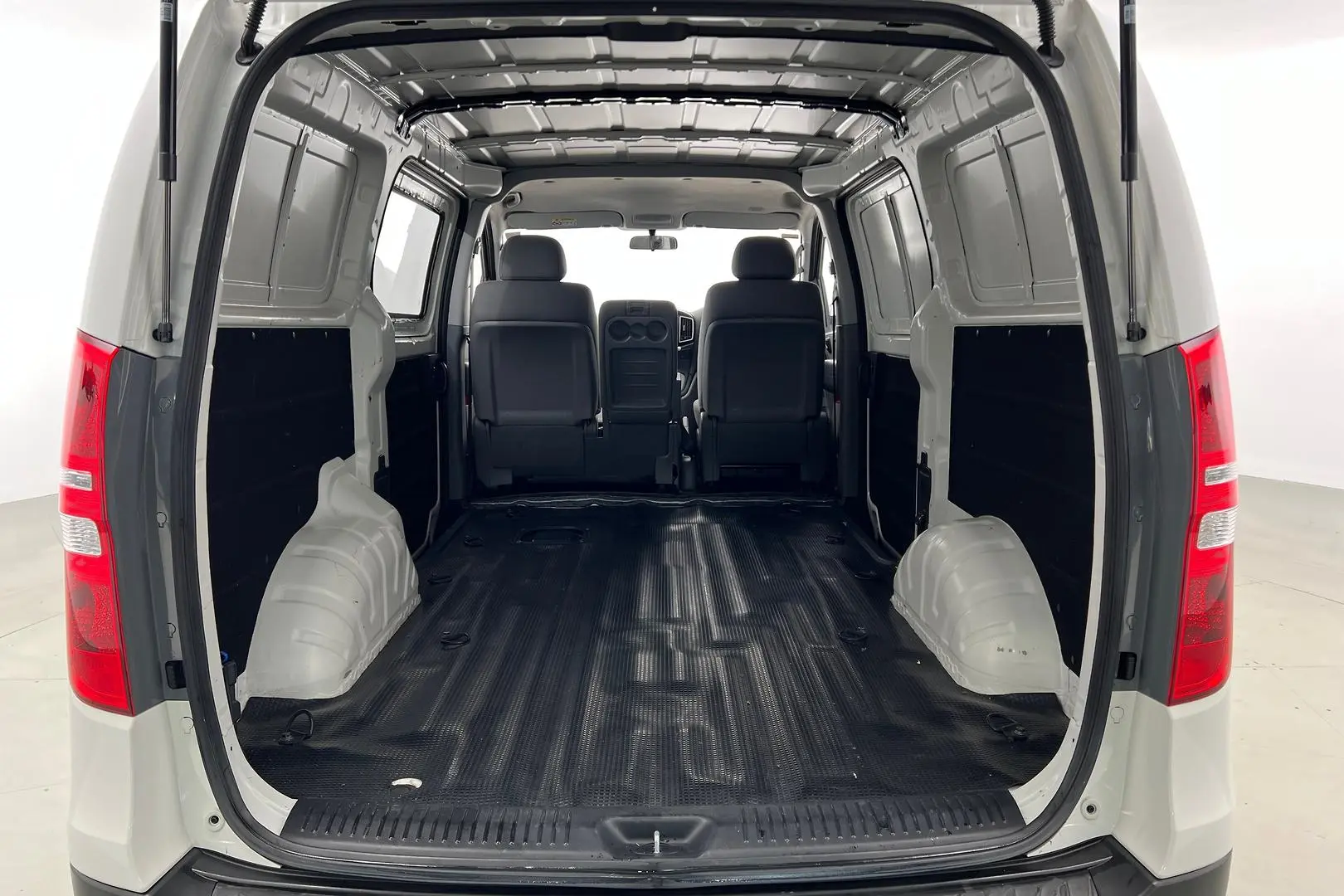2018 Hyundai iLoad Gallery Image 4