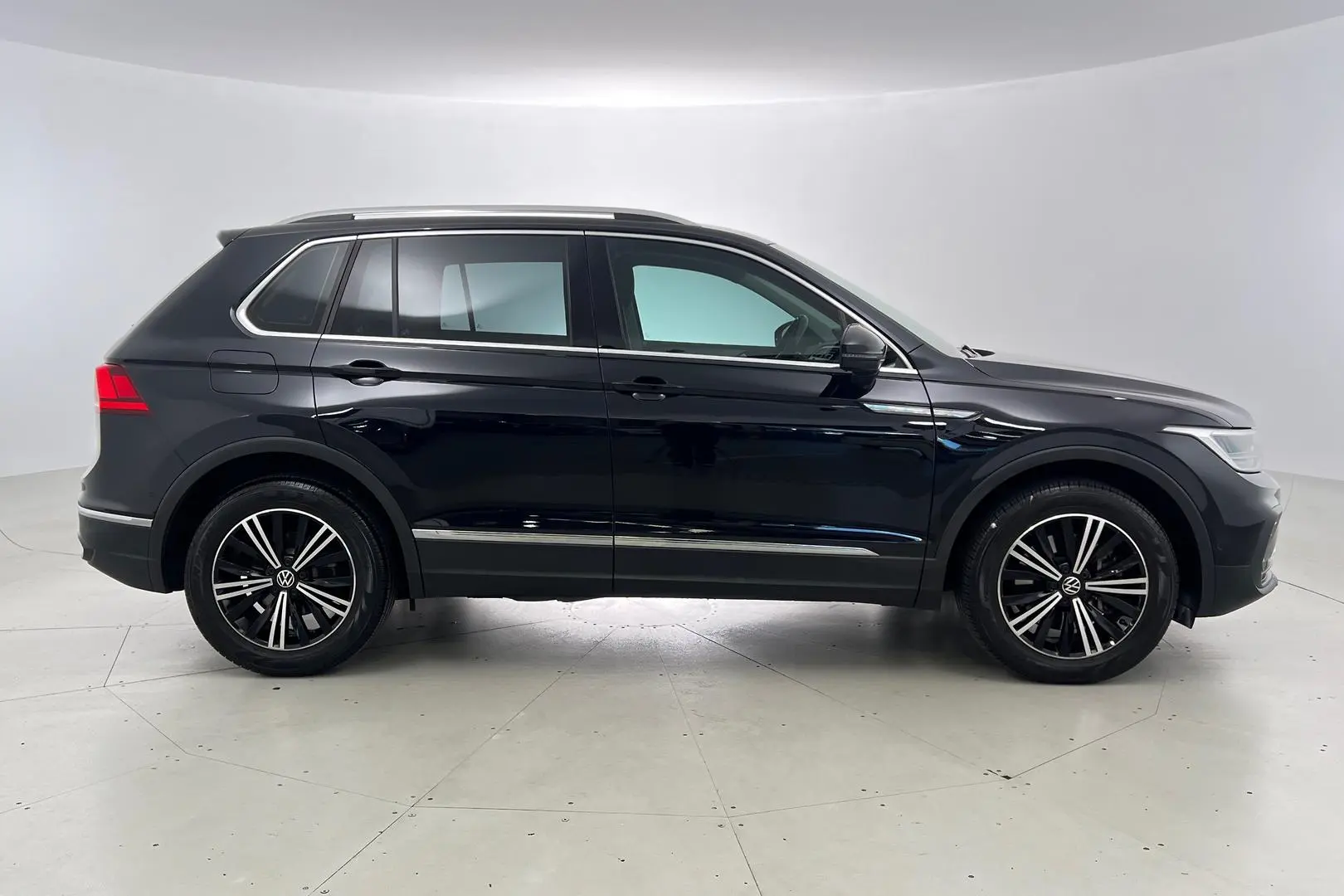 2021 Volkswagen Tiguan Gallery Image 3