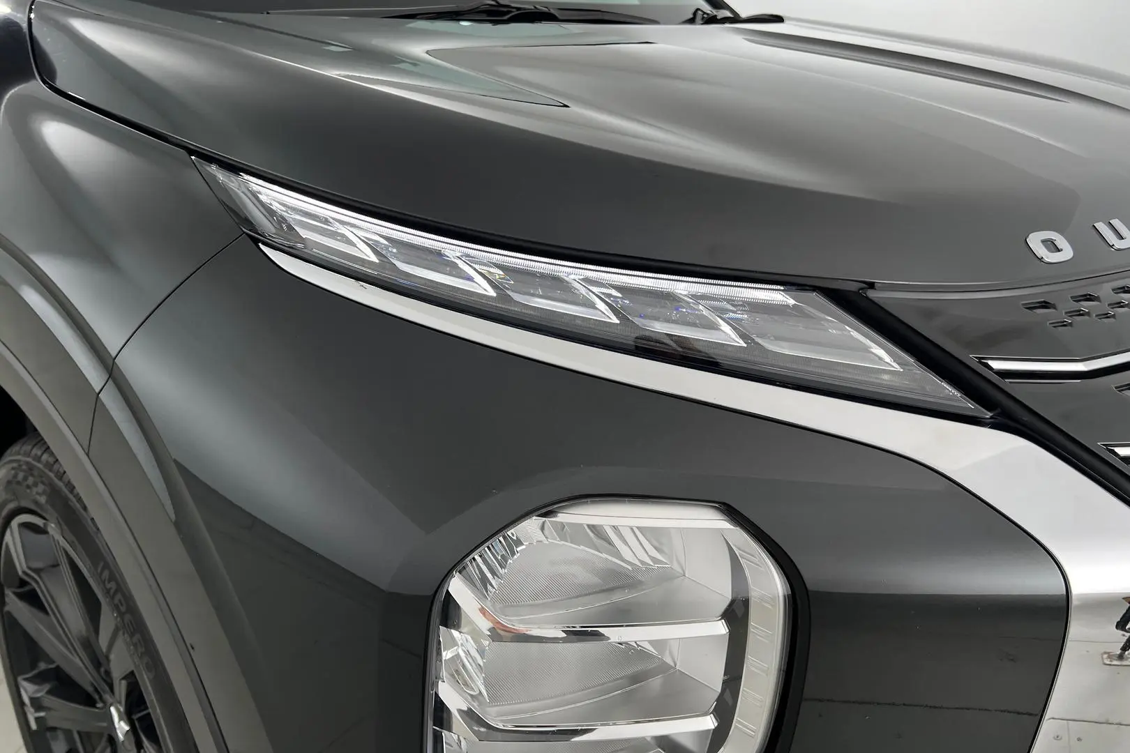 2022 Mitsubishi Outlander Gallery Image 2