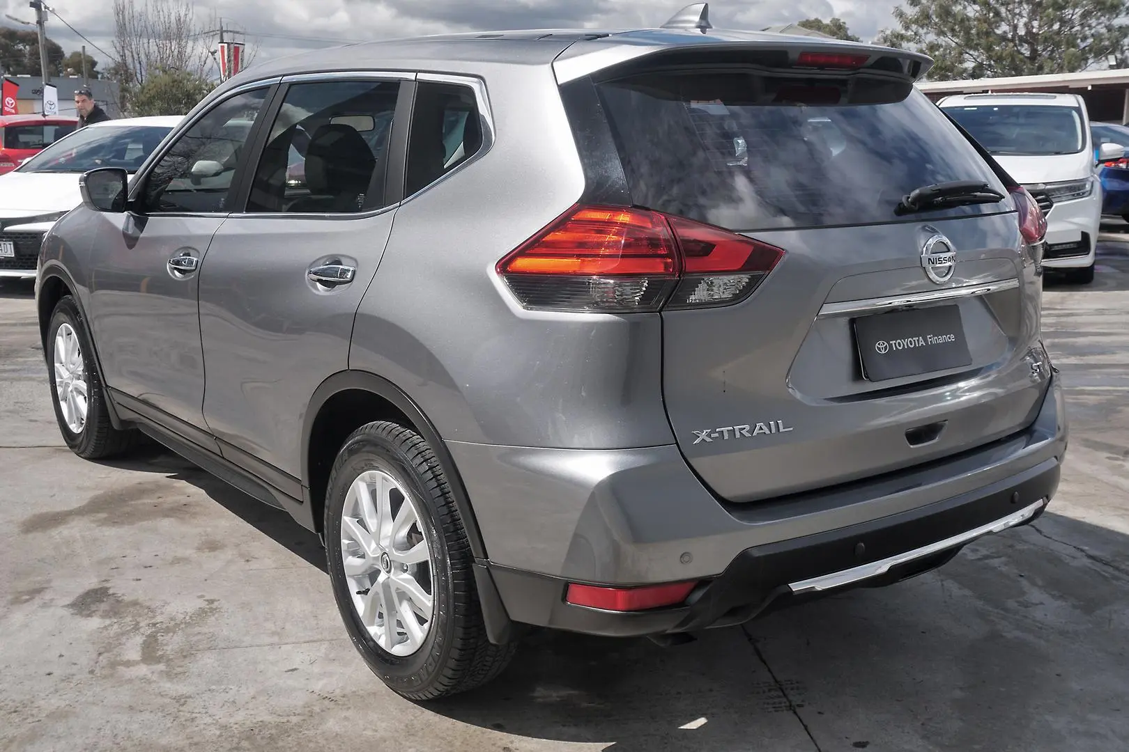2017 Nissan X-TRAIL Gallery Image 3