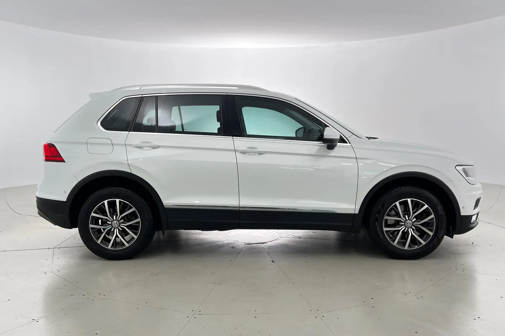 2016 Volkswagen Tiguan Gallery Image 5