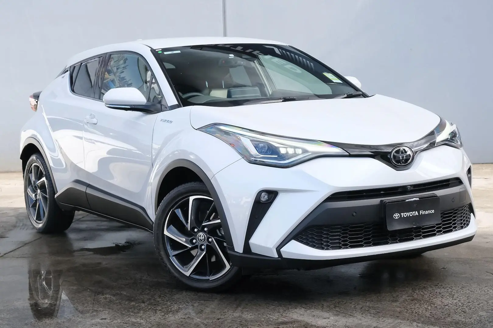 2022 Toyota C-HR Gallery Image 1